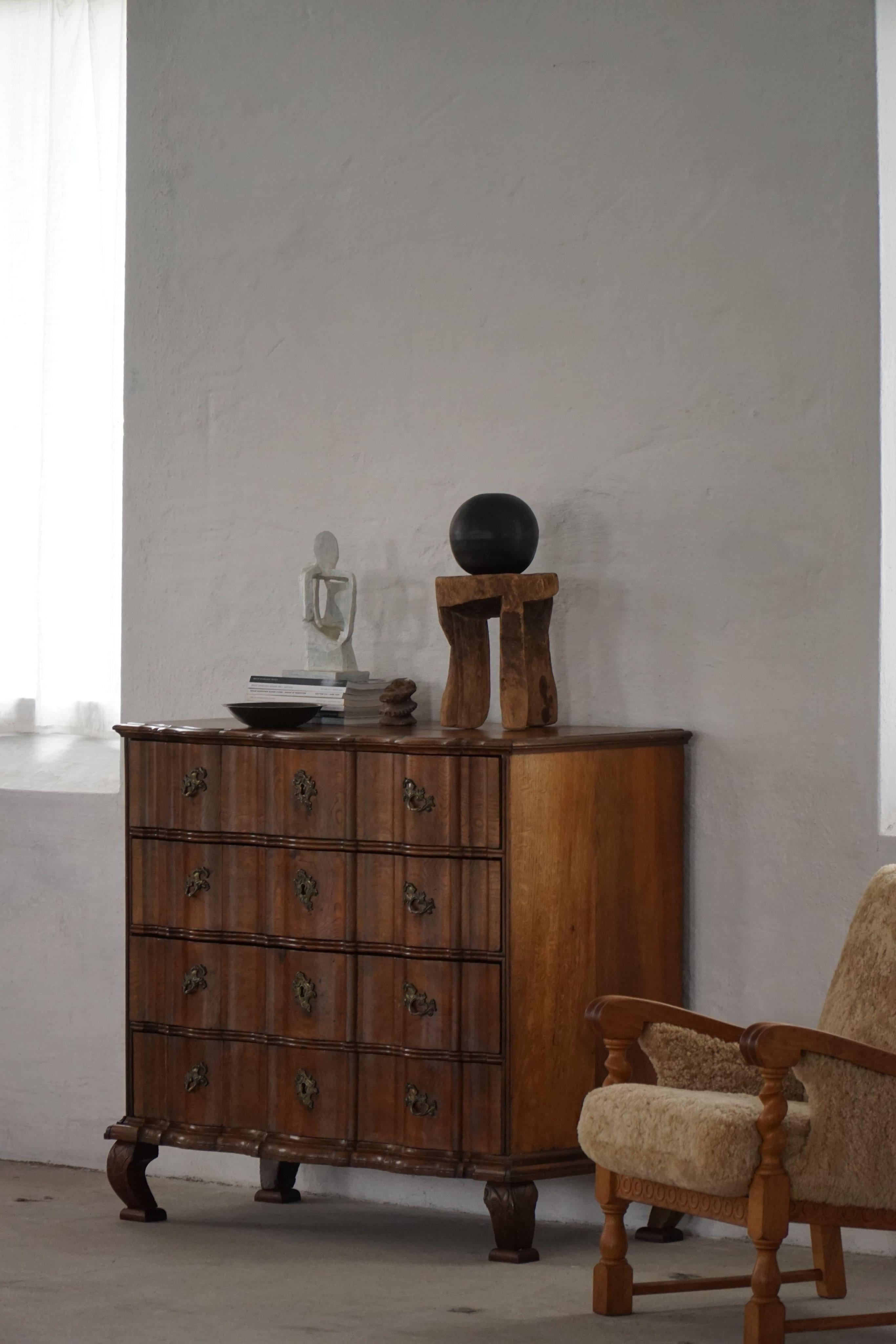 Laiton Fin du XVIIIe siècle, ancienne commode en chêne baroque à pieds cabriole en vente