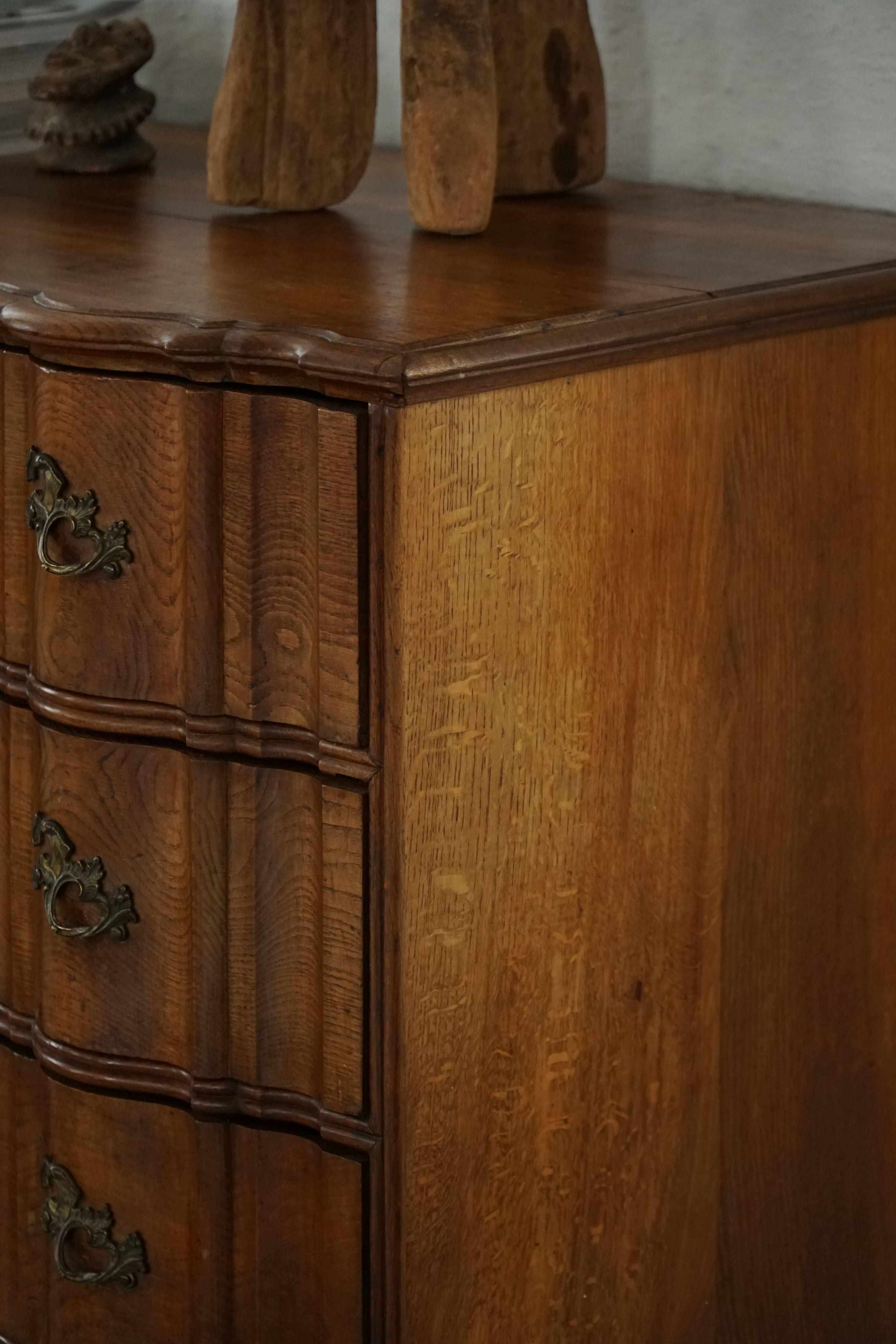 Fin du XVIIIe siècle, ancienne commode en chêne baroque à pieds cabriole en vente 2