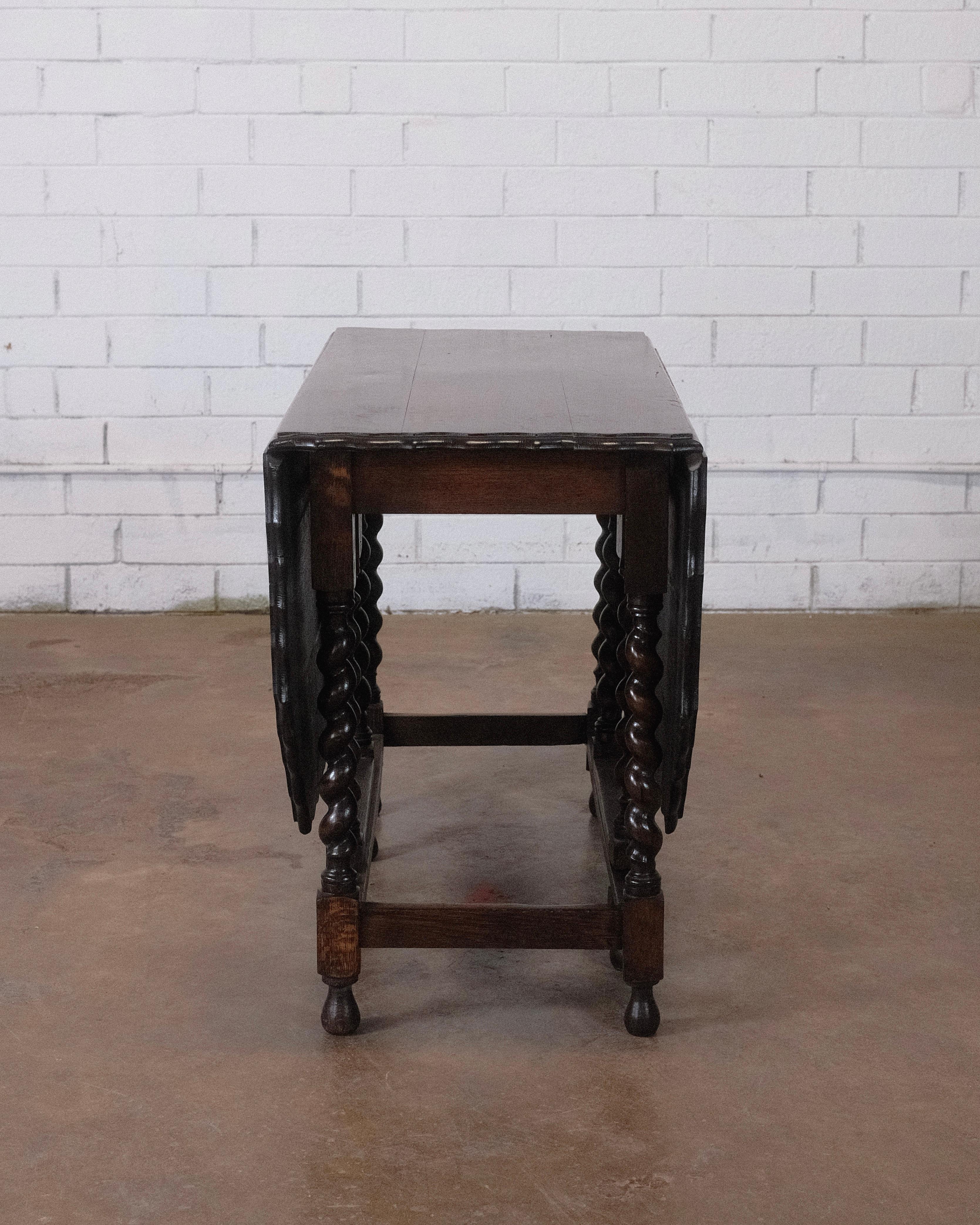Anglais Fin du 18e siècle, table ancienne en chêne Oak Oak Twist Gate Leg en vente