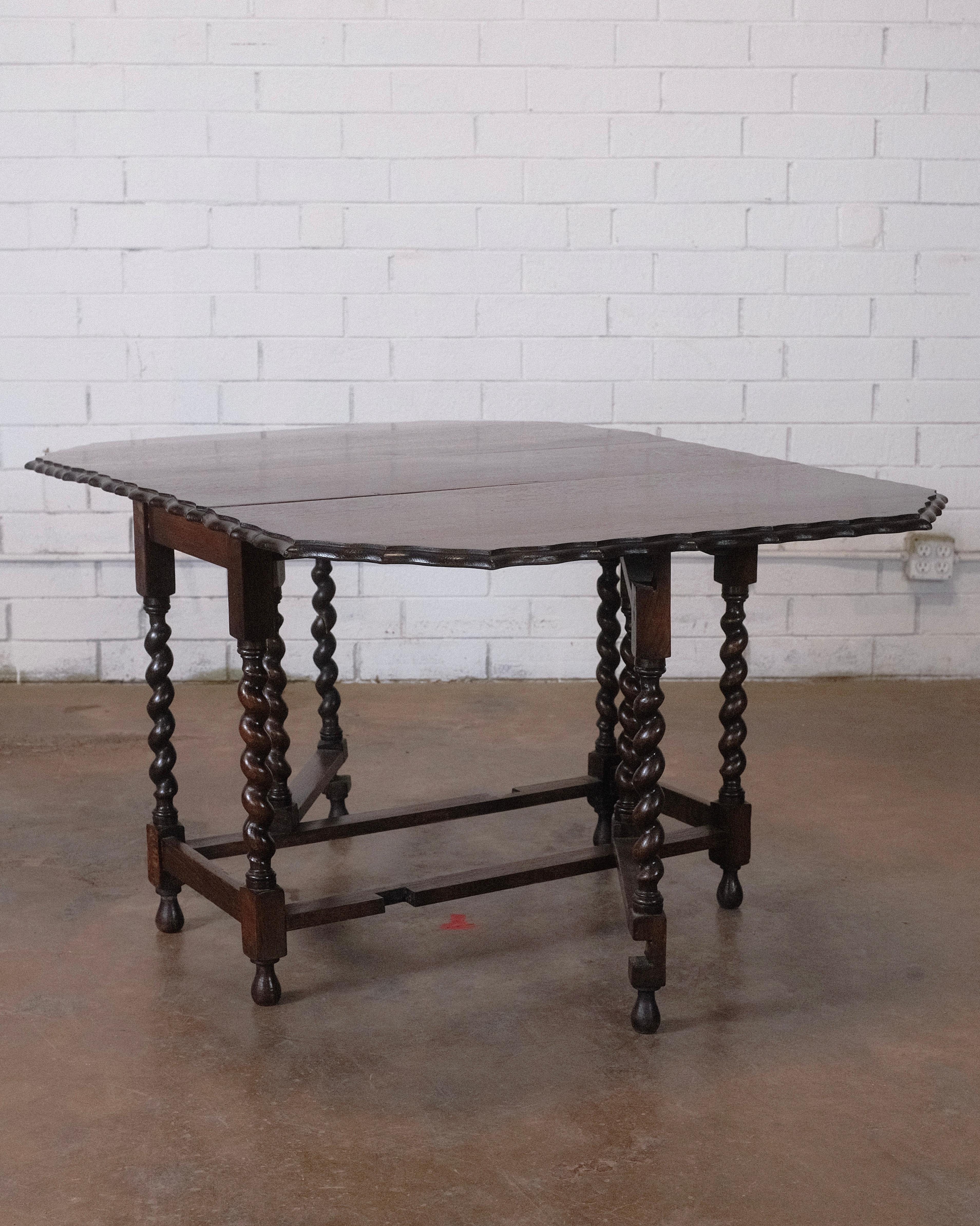 Fin du 18e siècle, table ancienne en chêne Oak Oak Twist Gate Leg Bon état - En vente à High Point, NC