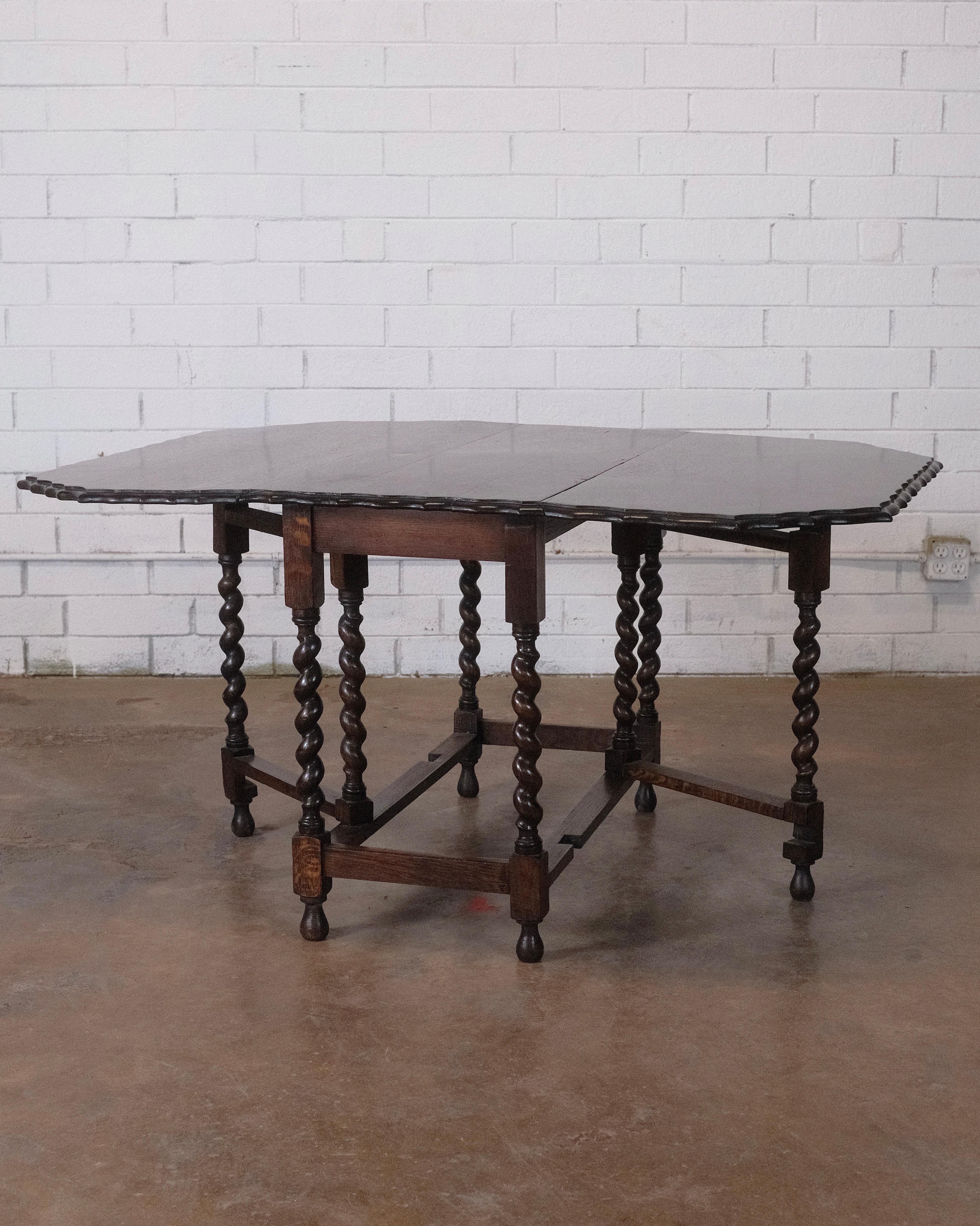 Fin du 18e siècle, table ancienne en chêne Oak Oak Twist Gate Leg en vente 2