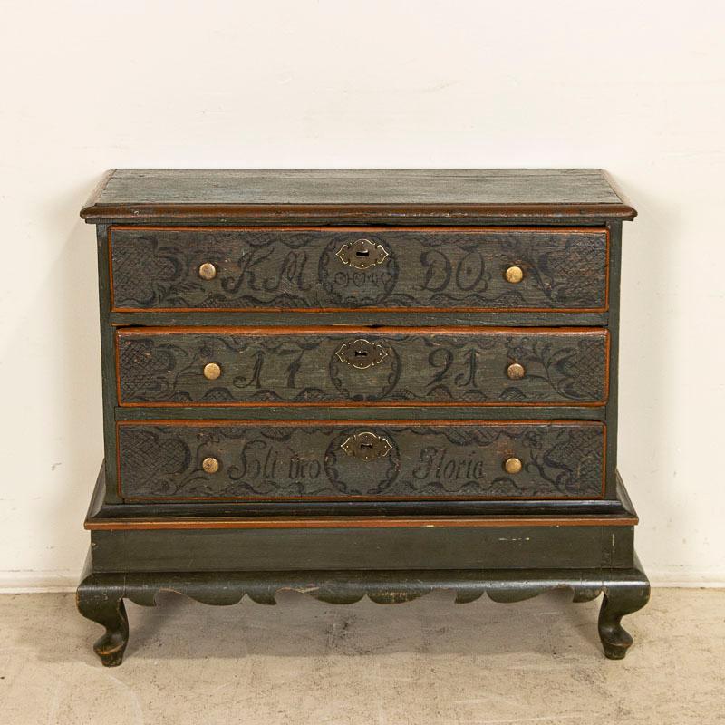 Late 18th Century Antique Original Green Painted Small Chest of Drawers Nightsta In Good Condition In Round Top, TX