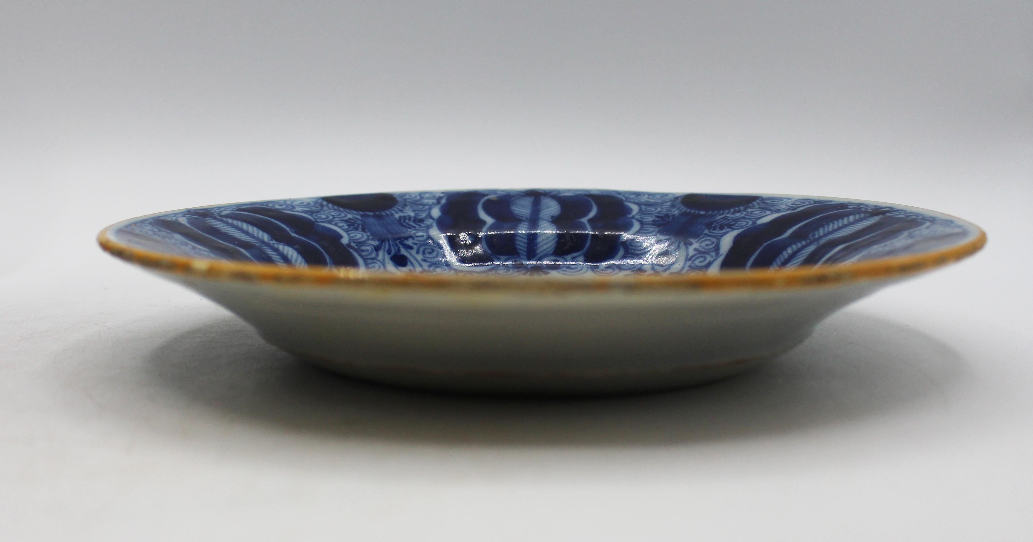 Neoclassico Late 18th Century Associated Pair of Delft Plates with Peacock Feather Design in vendita