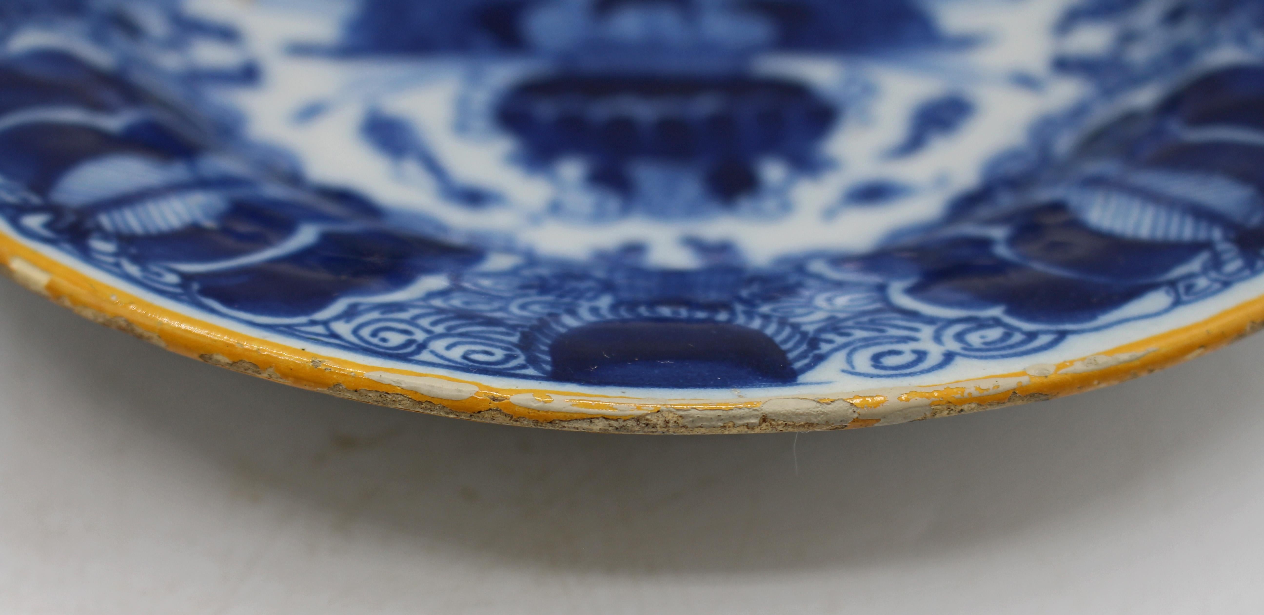 Olandese Late 18th Century Associated Pair of Delft Plates with Peacock Feather Design in vendita