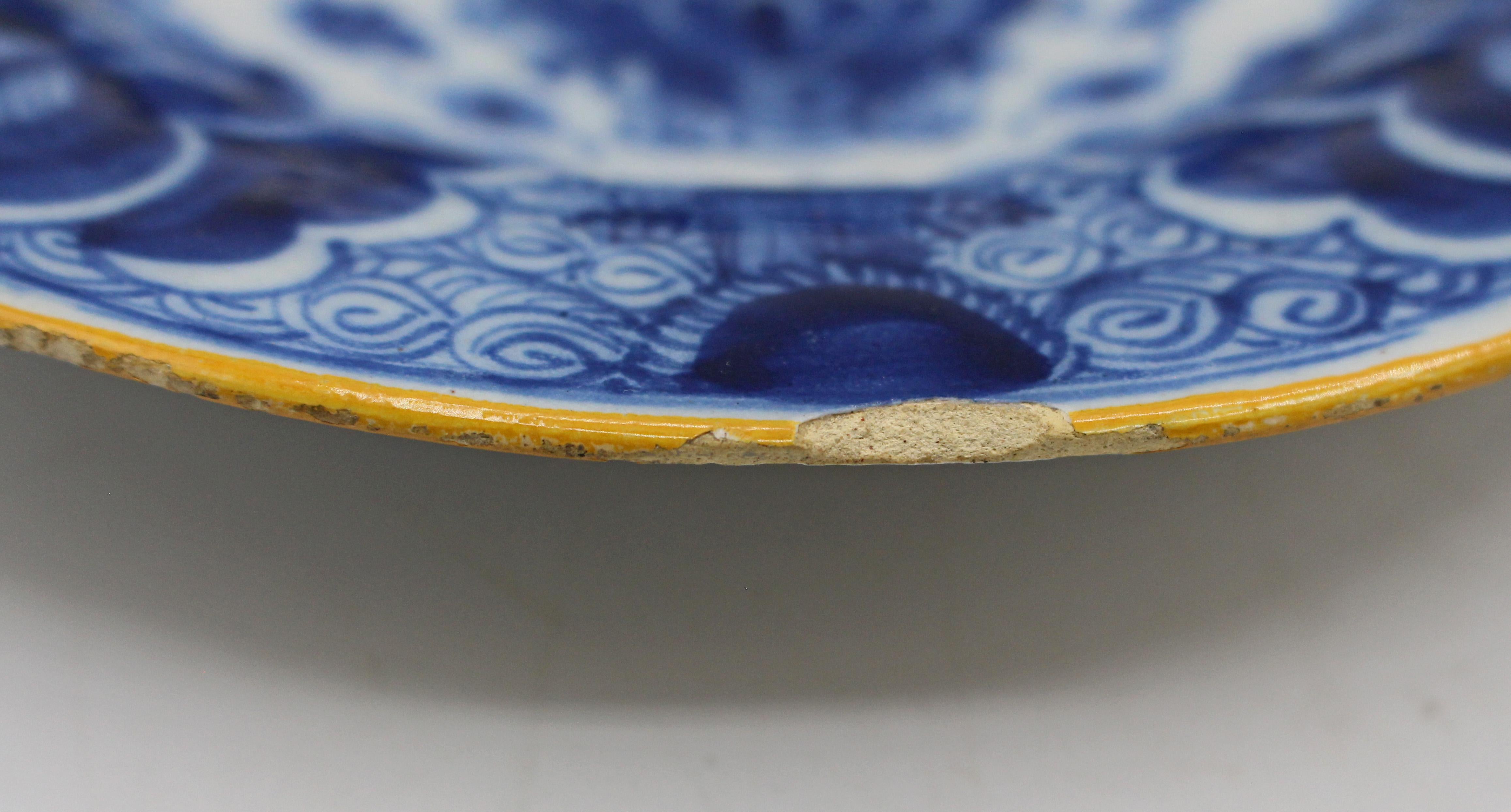 Late 18th Century Associated Pair of Delft Plates with Peacock Feather Design In condizioni buone in vendita a Chapel Hill, NC