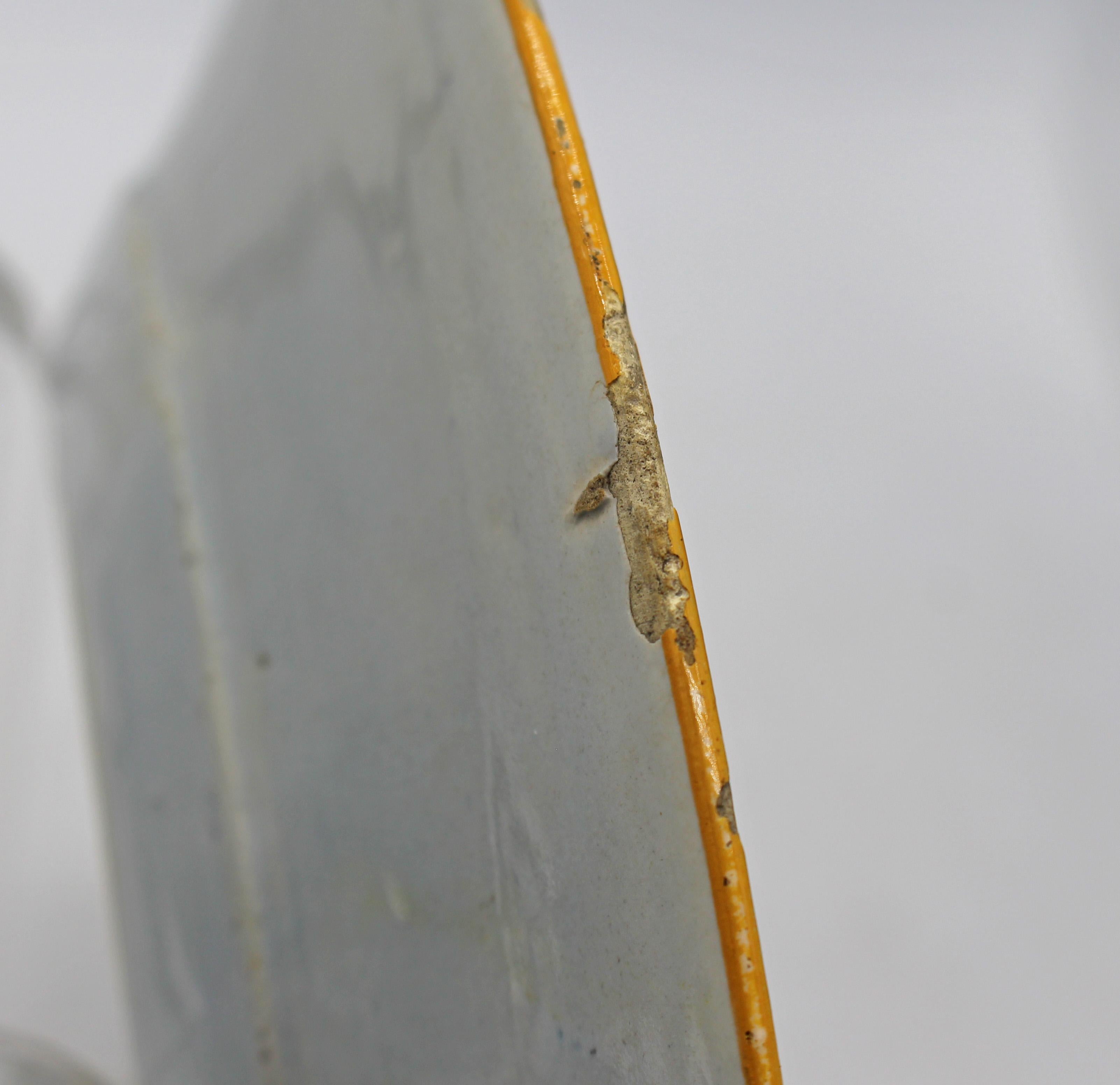 XVIII secolo Late 18th Century Associated Pair of Delft Plates with Peacock Feather Design in vendita