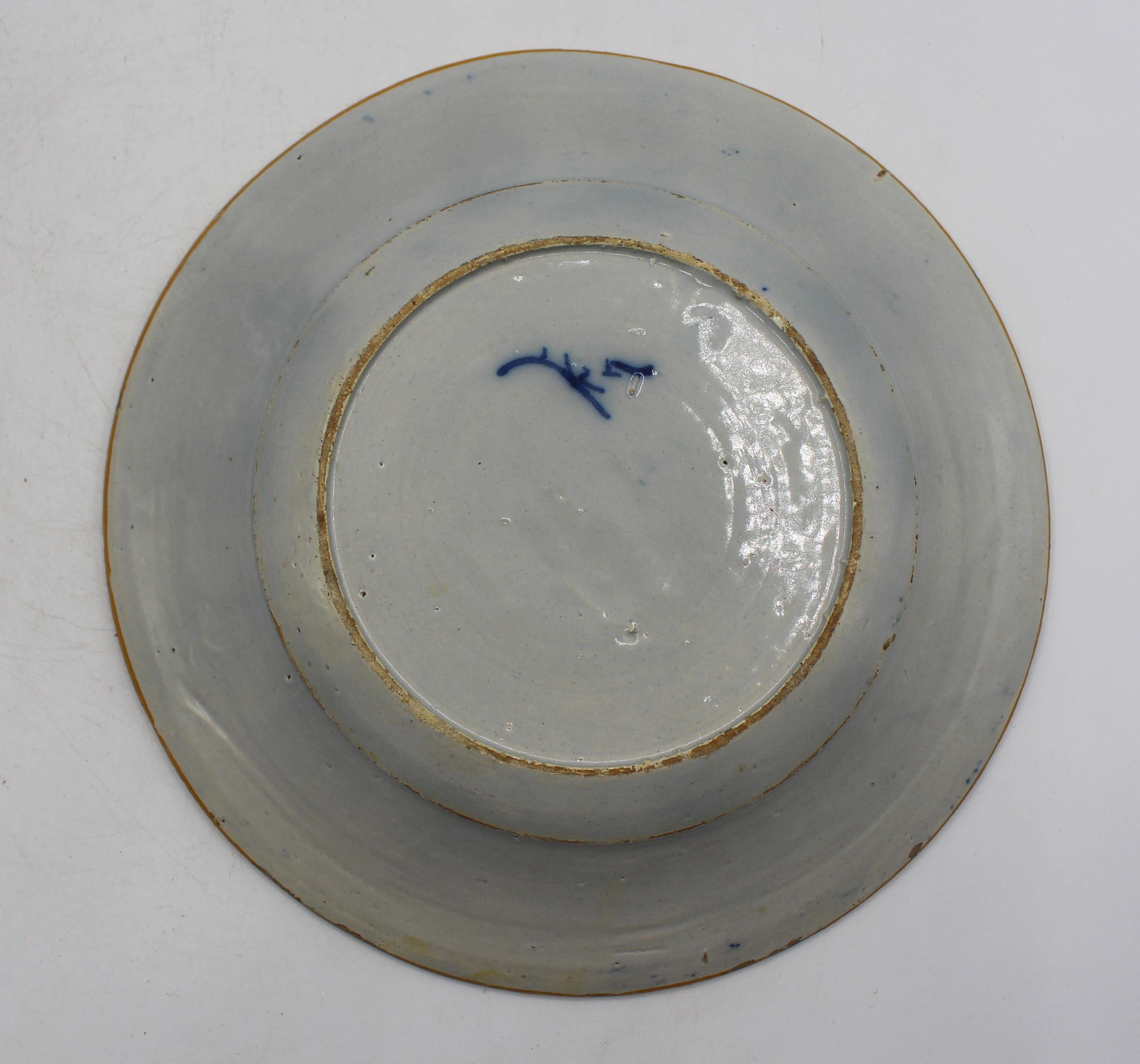 Late 18th Century Associated Pair of Delft Plates with Peacock Feather Design in vendita 1