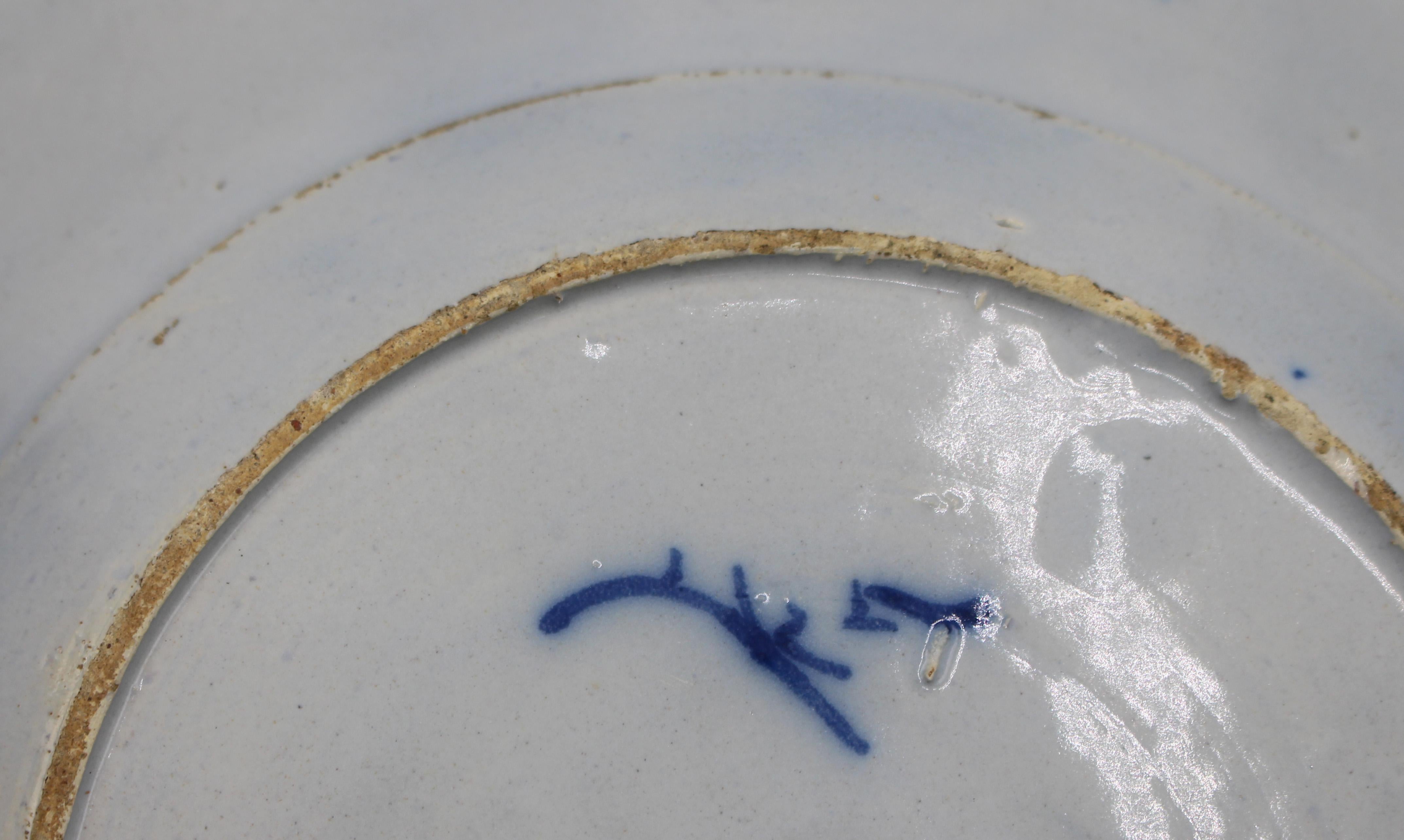 Late 18th Century Associated Pair of Delft Plates with Peacock Feather Design in vendita 2