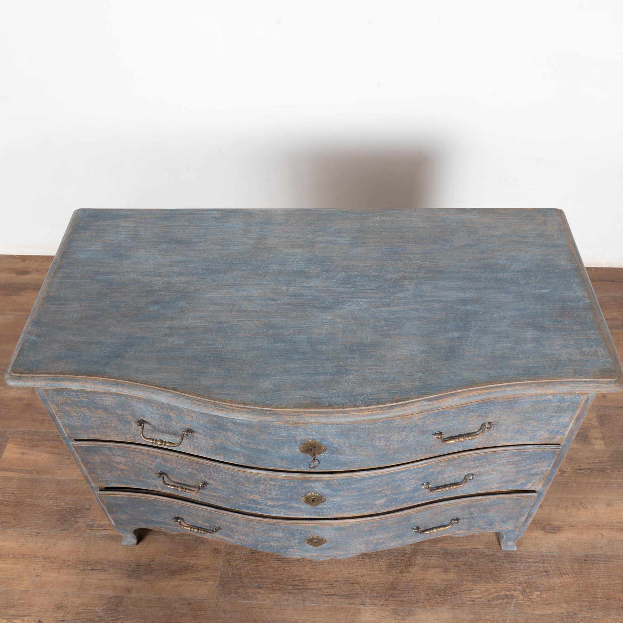 Blau bemalte Kommode mit drei Schubladen, Schweden, 18. (Schwedisch) im Angebot
