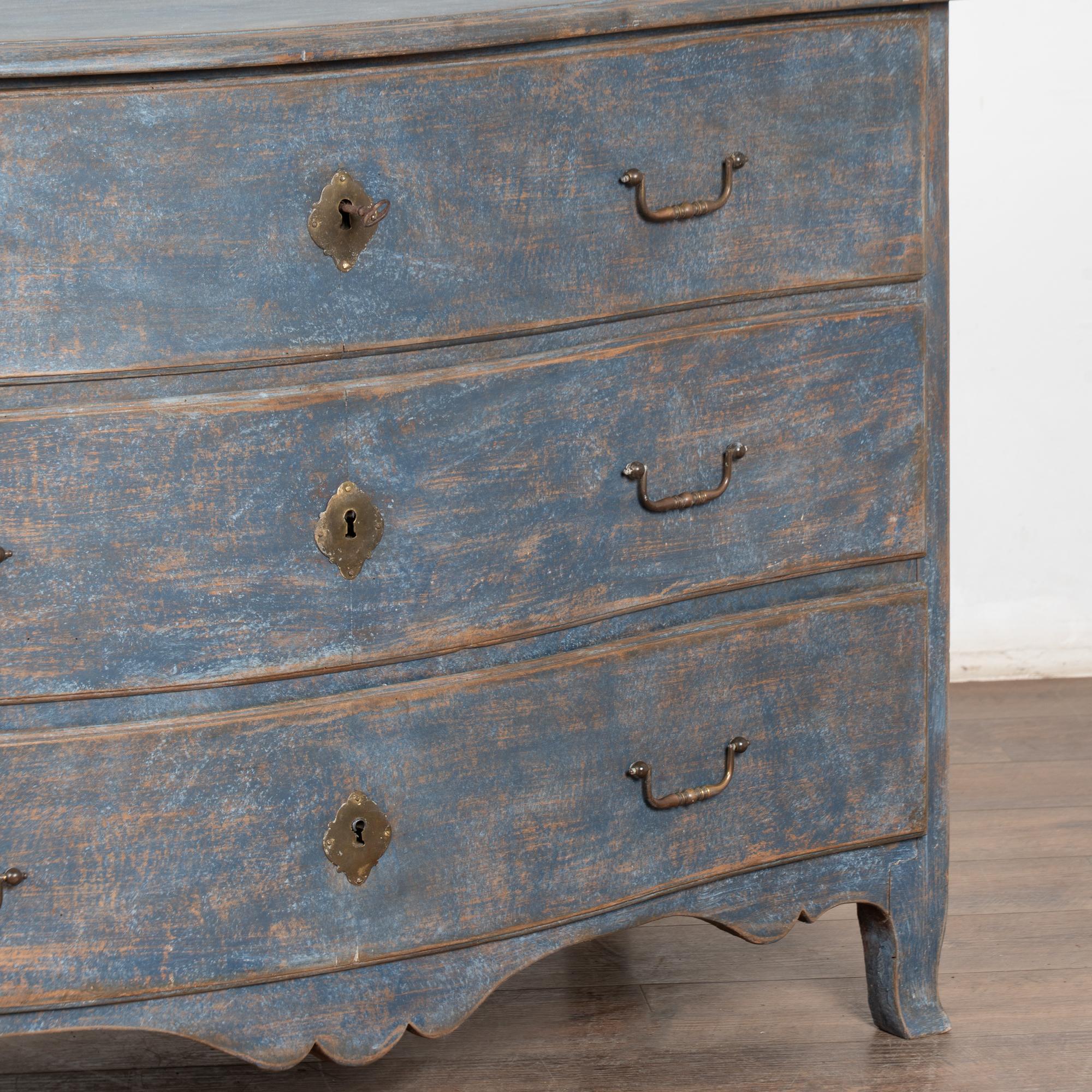 Blau bemalte Kommode mit drei Schubladen, Schweden, 18. im Angebot 1