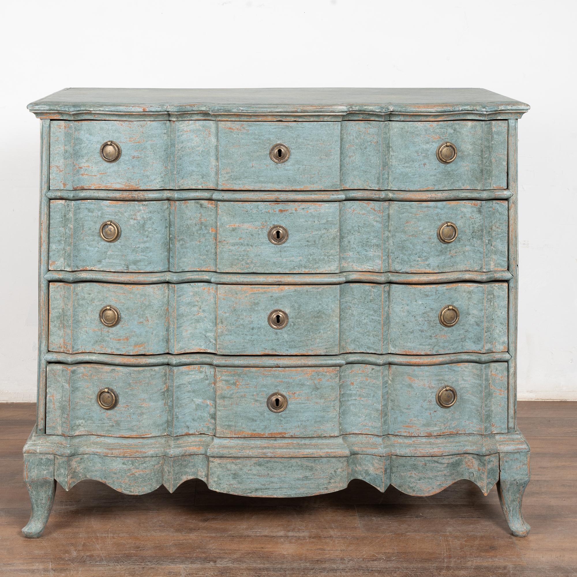 Rokoko-Eichenholzkommode mit vier Schubladen, blau bemalt, Dänemark, 18. im Zustand „Gut“ im Angebot in Round Top, TX