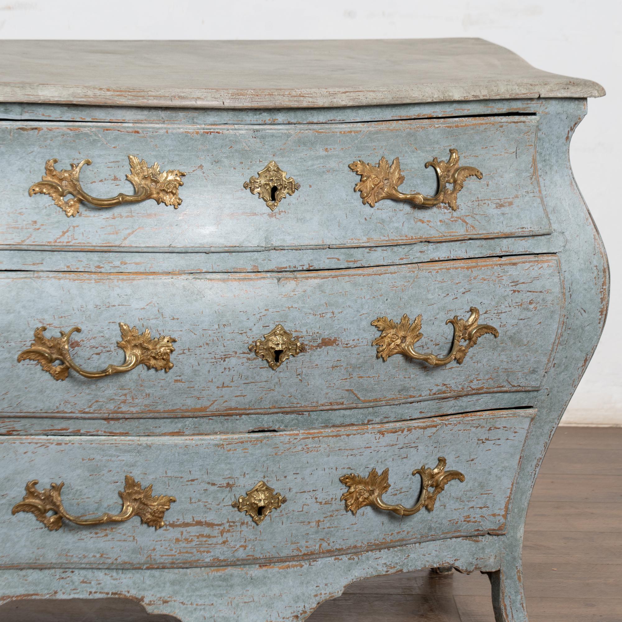 Late 18th Century Blue Swedish Bombay Chest of Three Drawers in vendita 4