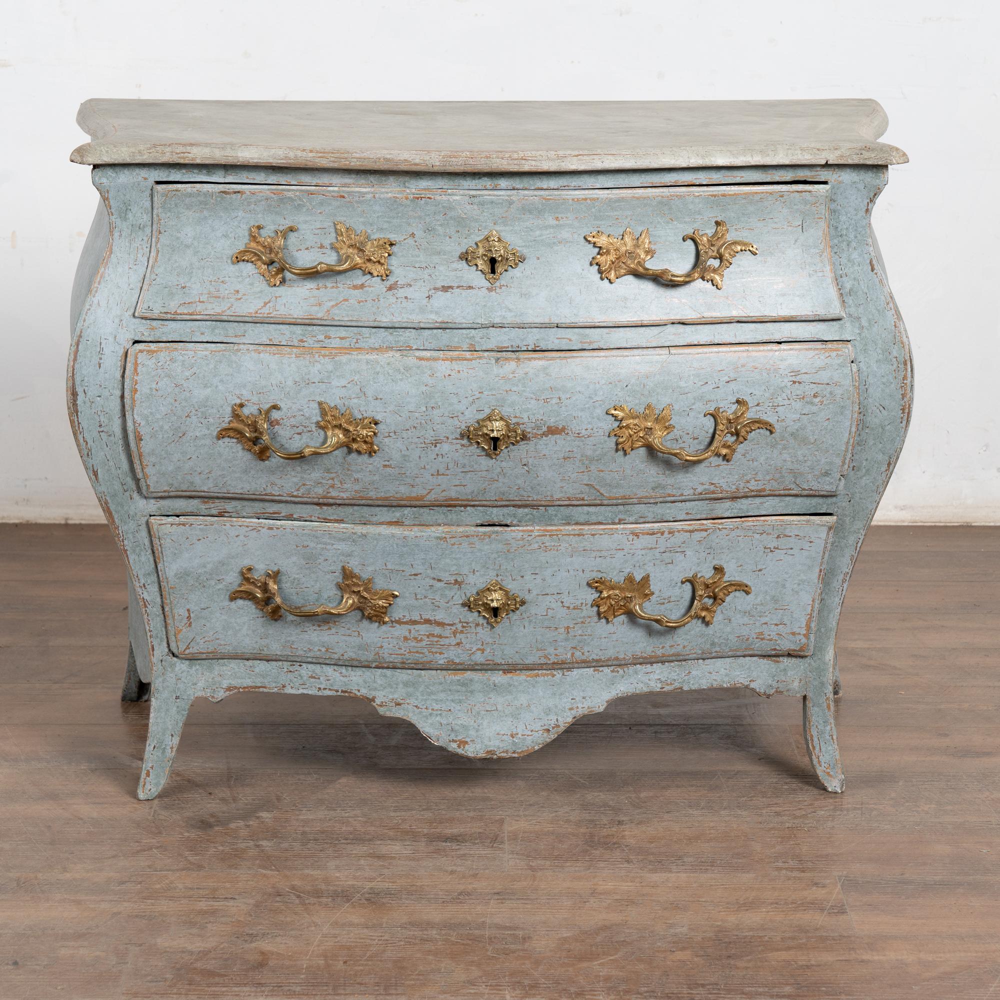 Rococò Late 18th Century Blue Swedish Bombay Chest of Three Drawers in vendita