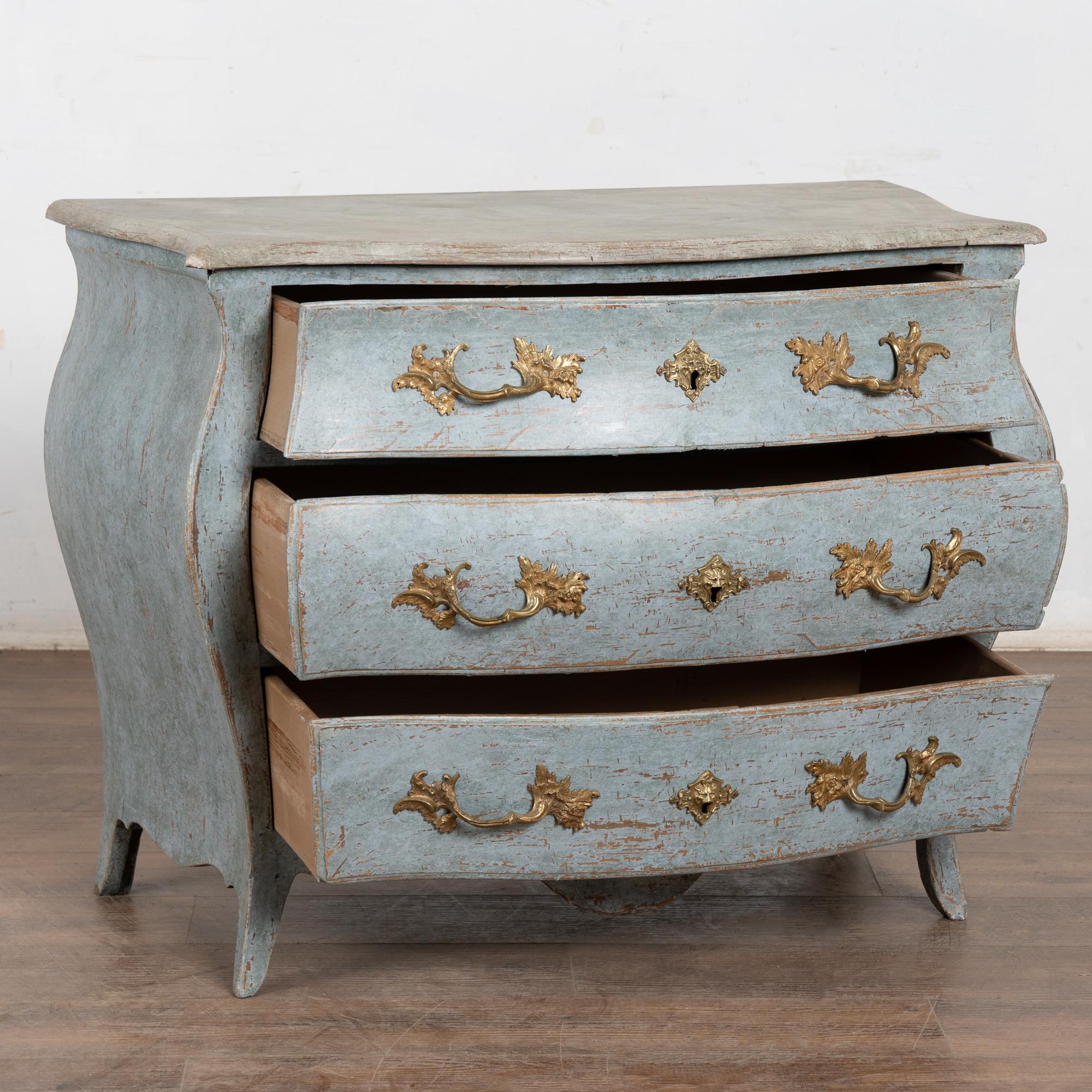 Svedese Late 18th Century Blue Swedish Bombay Chest of Three Drawers in vendita