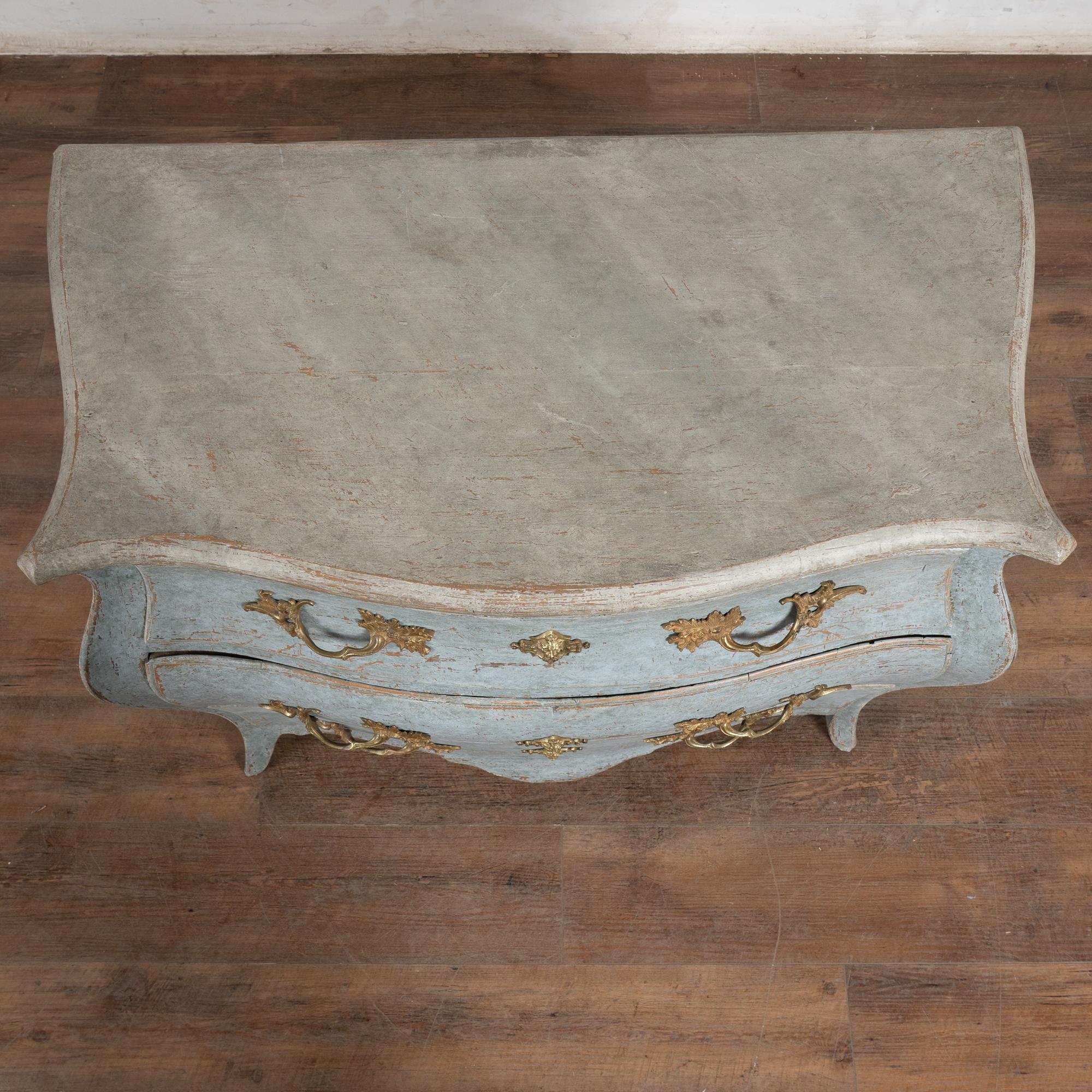 Late 18th Century Blue Swedish Bombay Chest of Three Drawers In condizioni discrete in vendita a Round Top, TX