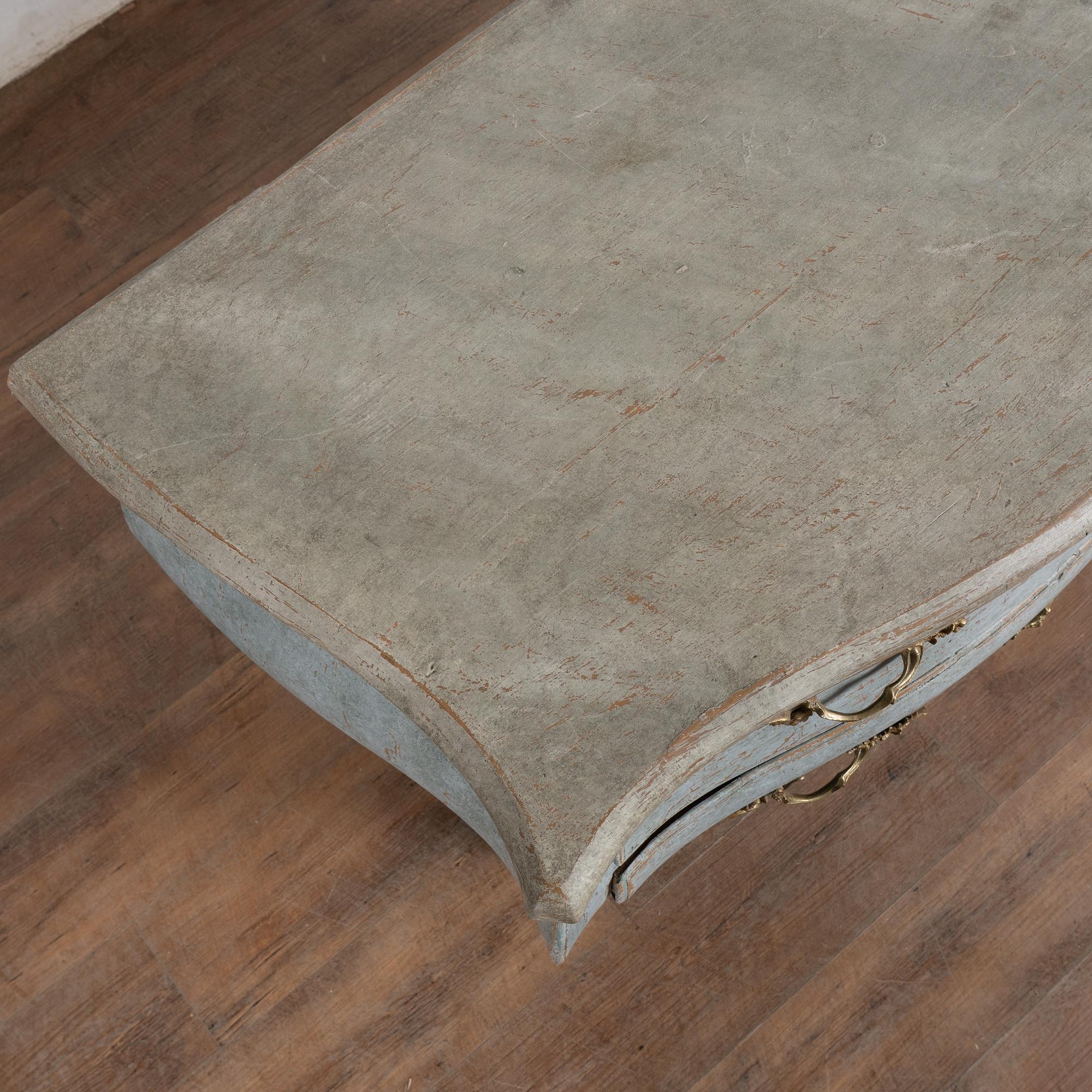 XVIII secolo Late 18th Century Blue Swedish Bombay Chest of Three Drawers in vendita