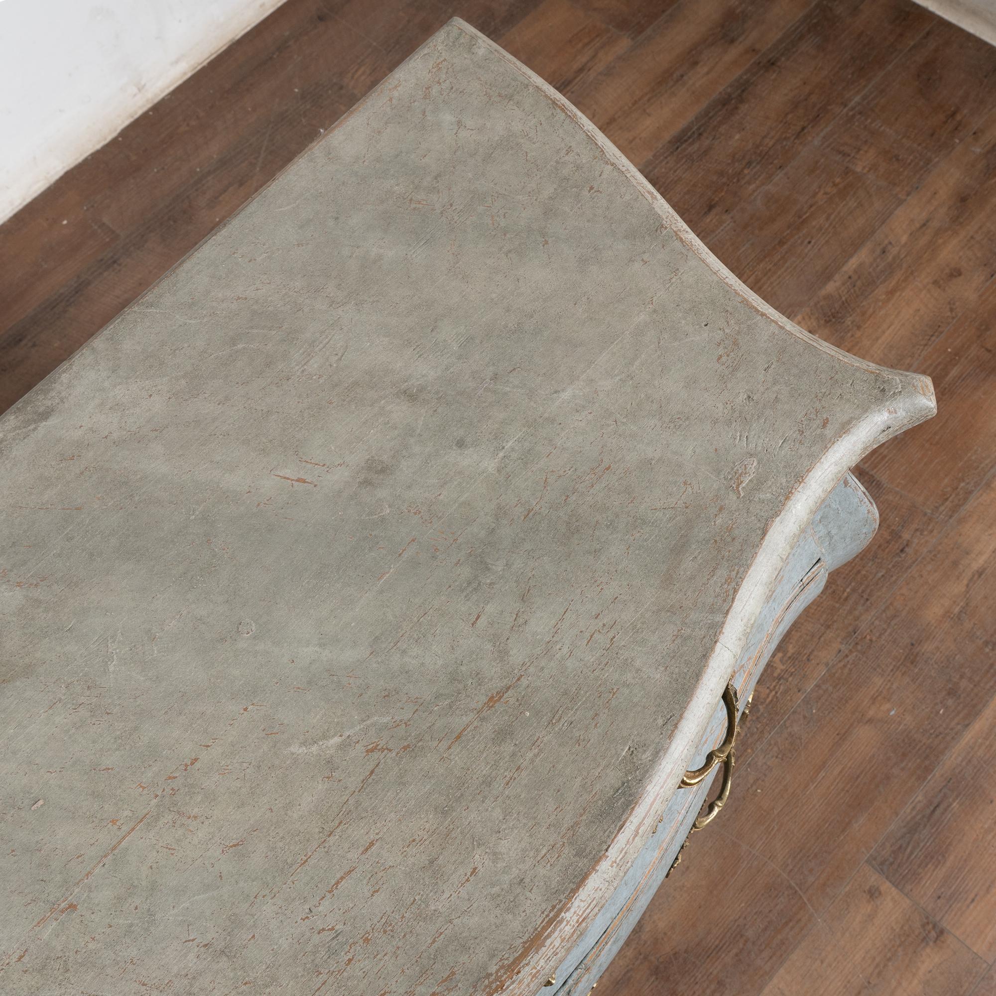 Legno Late 18th Century Blue Swedish Bombay Chest of Three Drawers in vendita