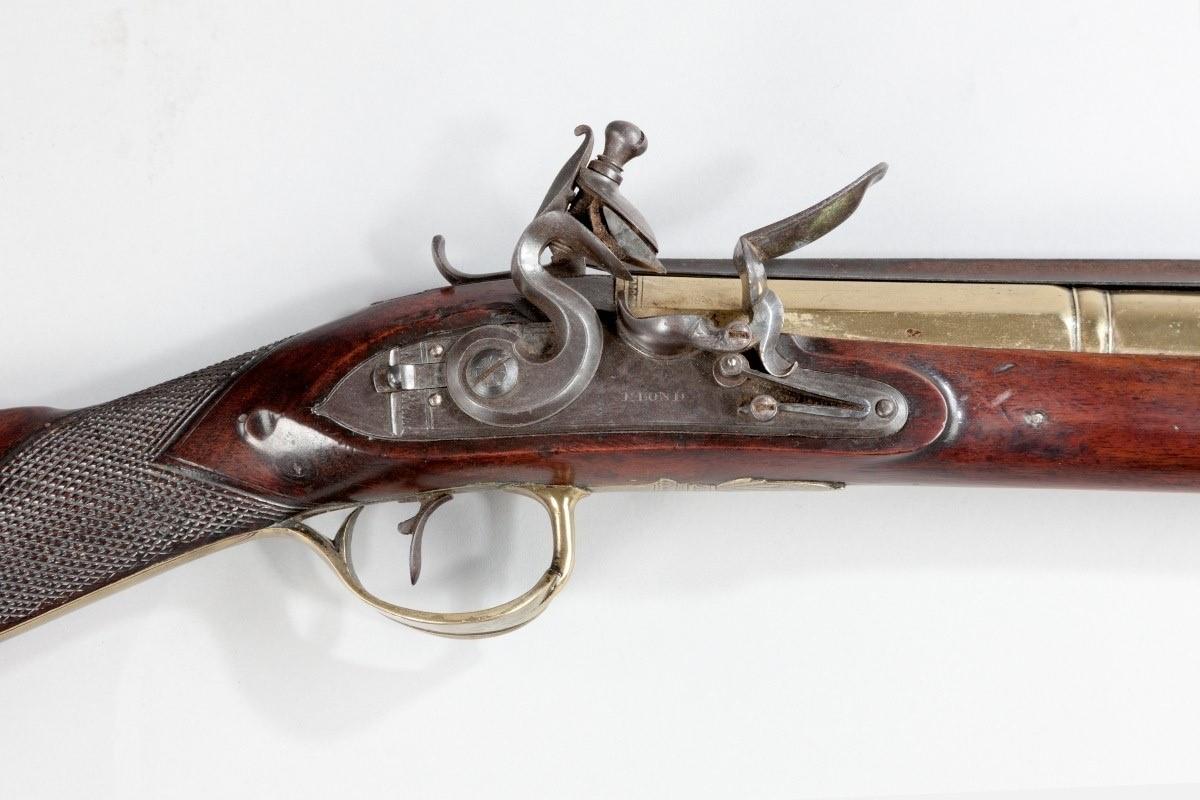 Late 18th century Blundebus by P. Bond with a hinged bayonet and fine walnut stock, also with an unusual trigger guard and partial safety catch. Inscribe P. Bond , 45 Cum Hill, London, circa 1800

Measure: Length 29”.