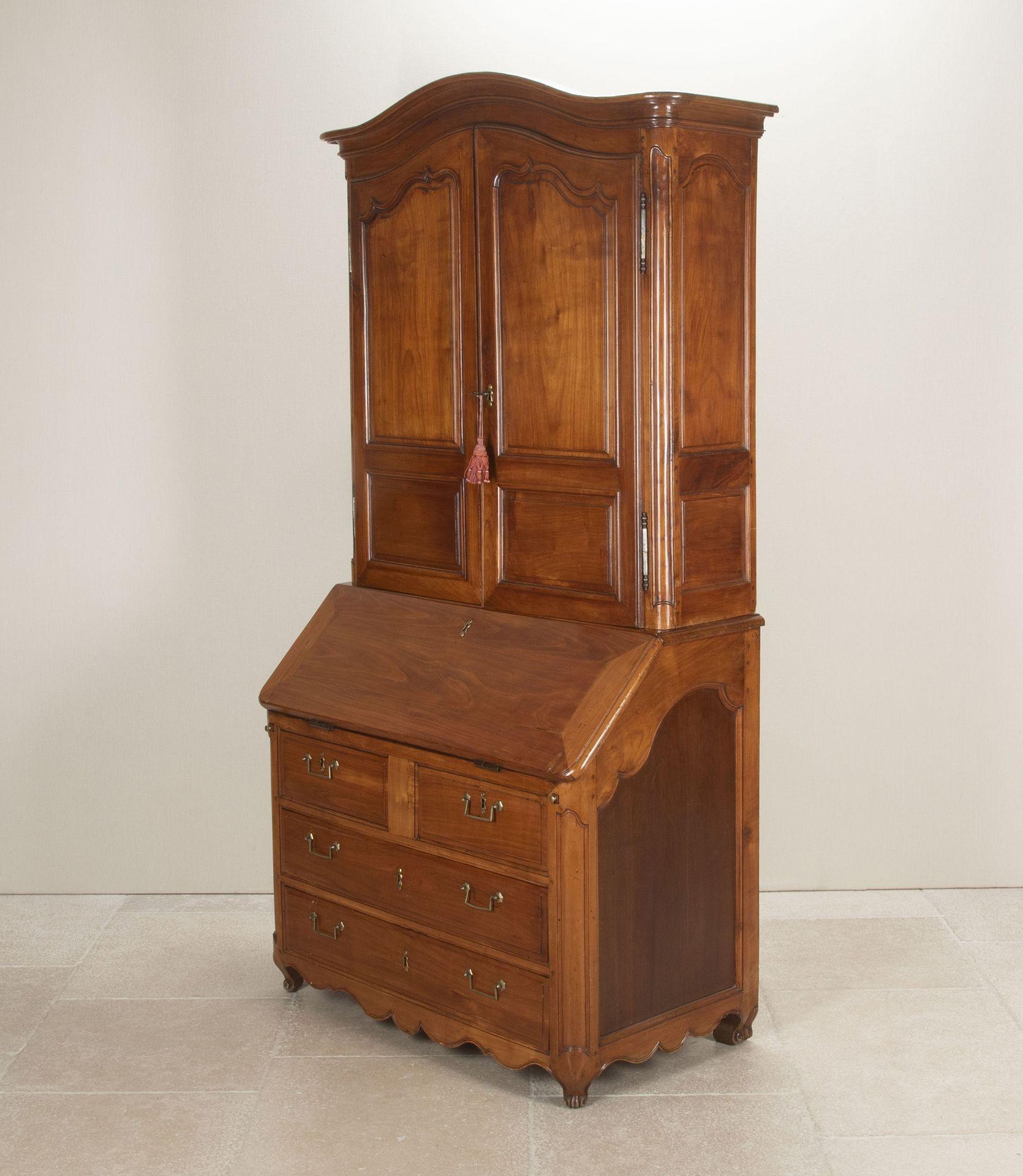 Armadietto da scrivania di transizione Luigi XV / XVI di Bordeaux, fine XVIII secolo. La maggior parte del pezzo è in legno di ciliegio venduto con pannelli laterali in mogano e accessori interni. Due ante ad arco si aprono per rivelare scaffali