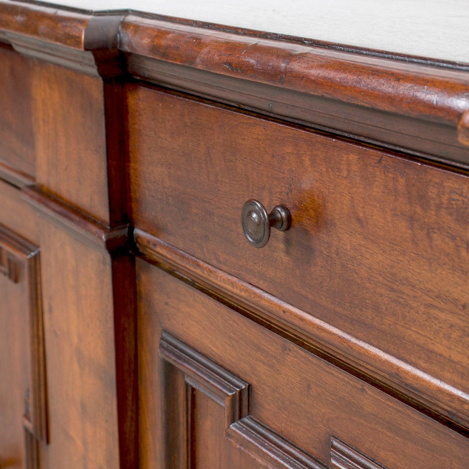 Late 18th Century Carved Italian Baroque Style Walnut Credenza Scantonata en vente 4