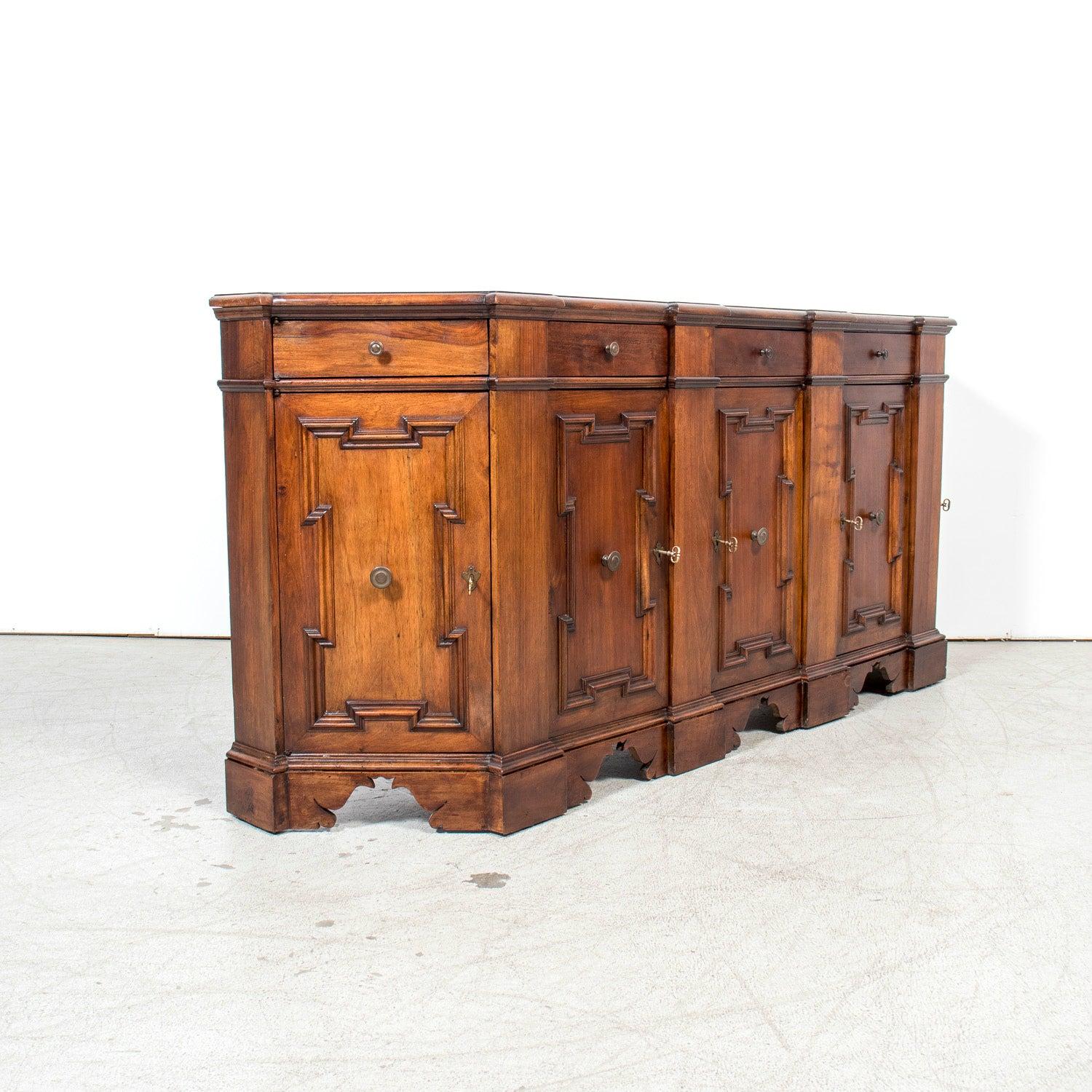 Late 18th Century Carved Italian Baroque Style Walnut Credenza Scantonata en vente 5