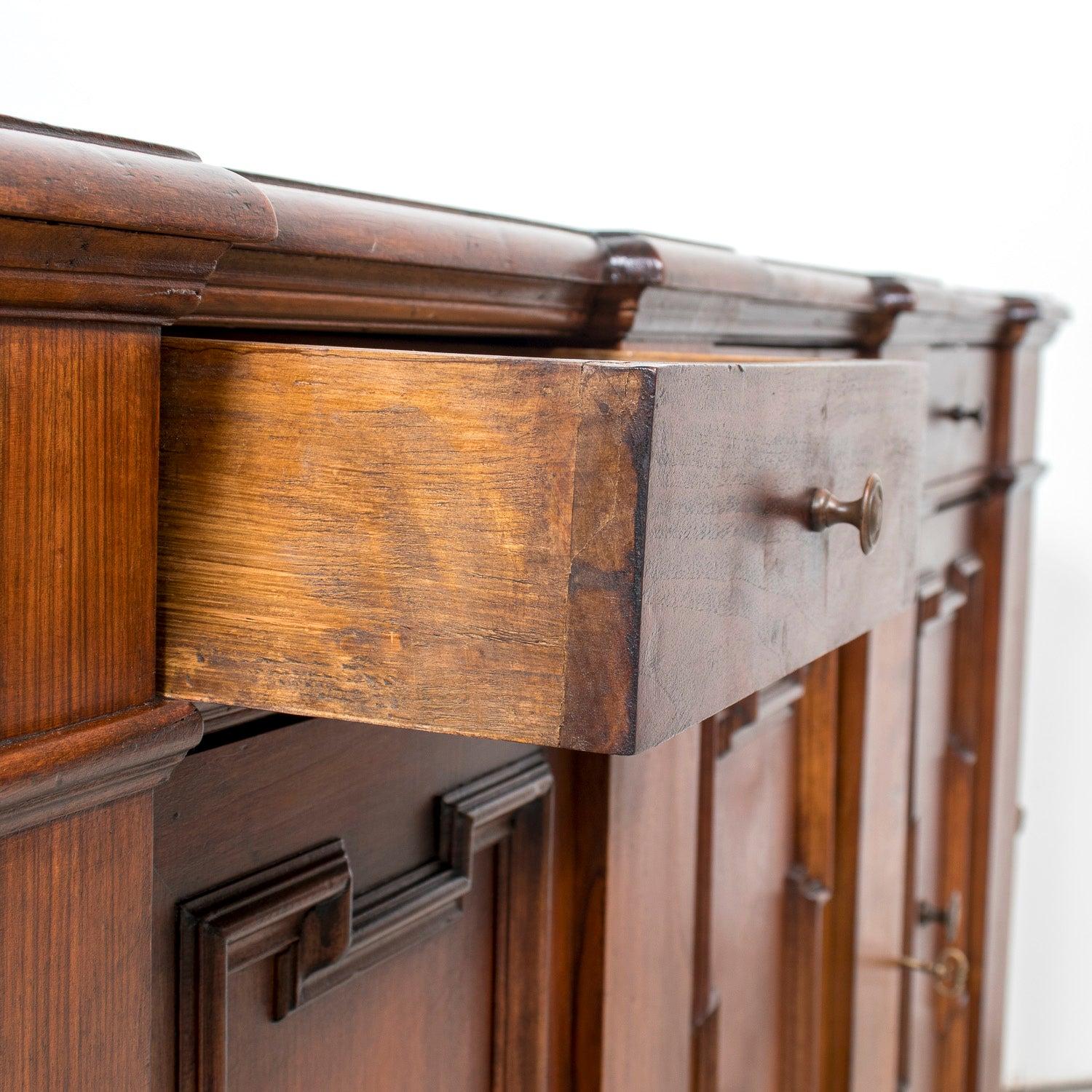 Late 18th Century Carved Italian Baroque Style Walnut Credenza Scantonata en vente 7