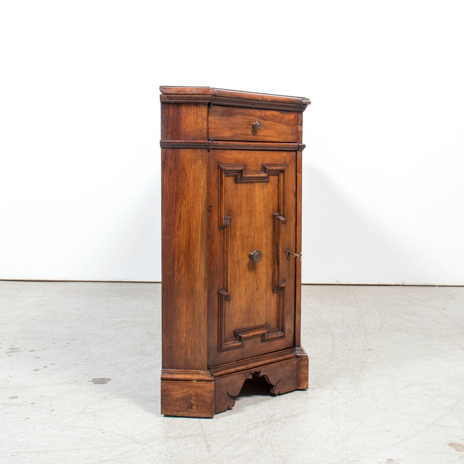 Late 18th Century Carved Italian Baroque Style Walnut Credenza Scantonata en vente 10