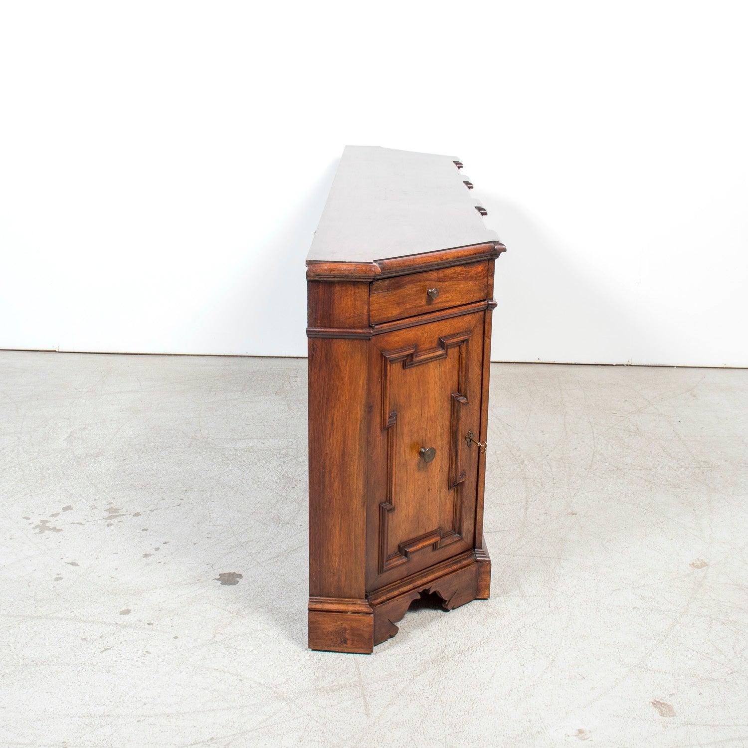 Late 18th Century Carved Italian Baroque Style Walnut Credenza Scantonata en vente 11