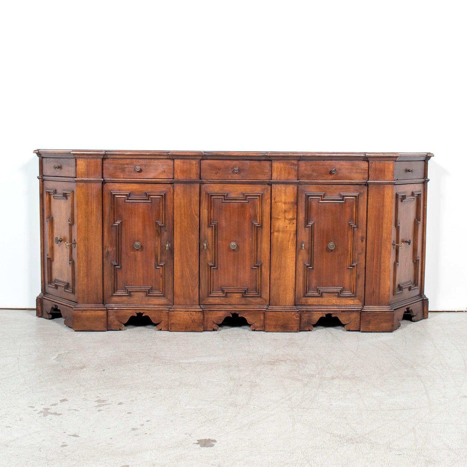 italien Late 18th Century Carved Italian Baroque Style Walnut Credenza Scantonata en vente