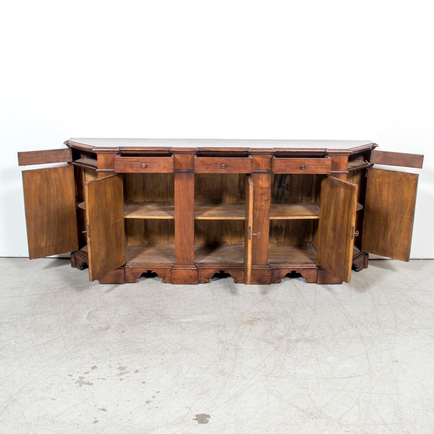 Late 18th Century Carved Italian Baroque Style Walnut Credenza Scantonata Bon état - En vente à Birmingham, AL