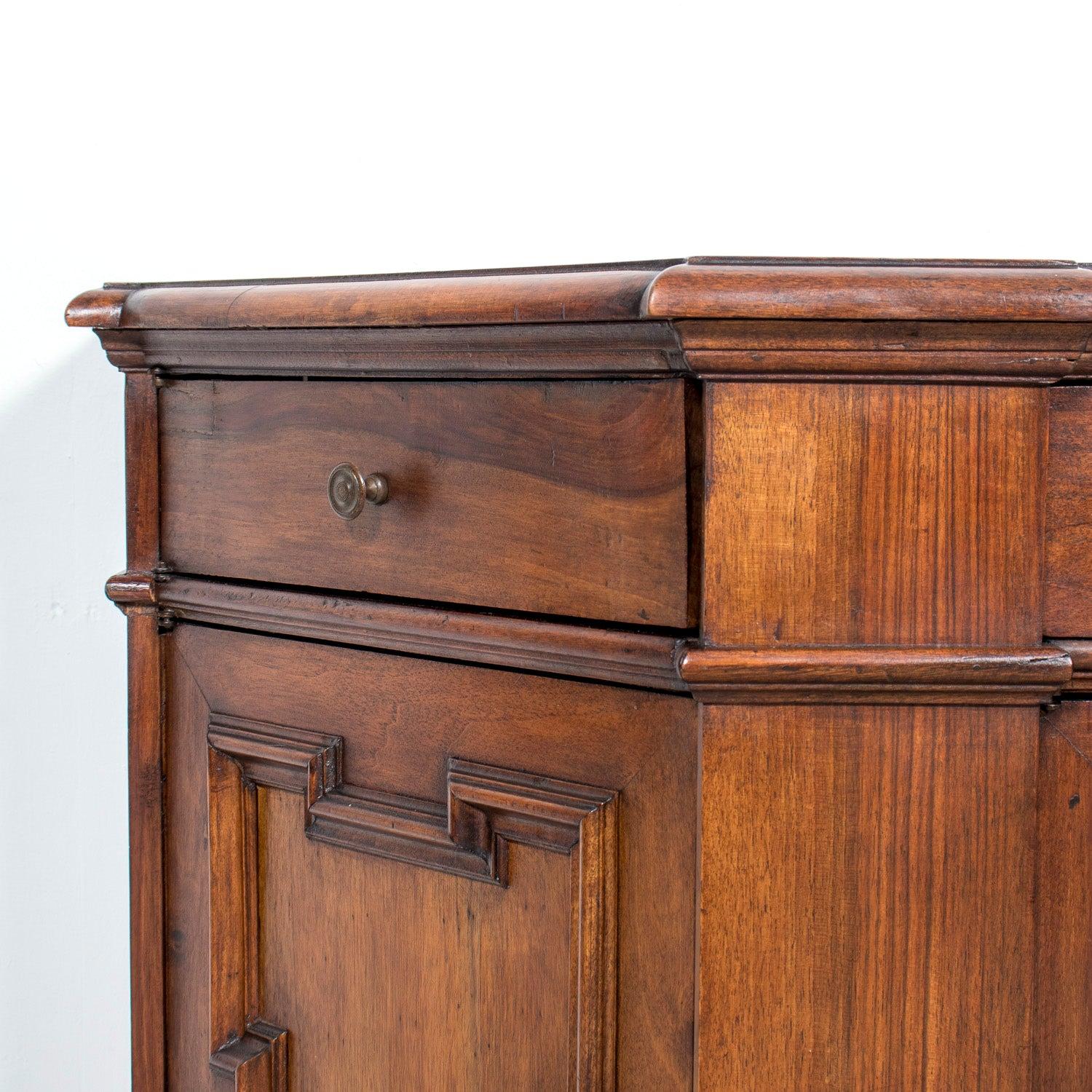 XVIIIe siècle Late 18th Century Carved Italian Baroque Style Walnut Credenza Scantonata en vente