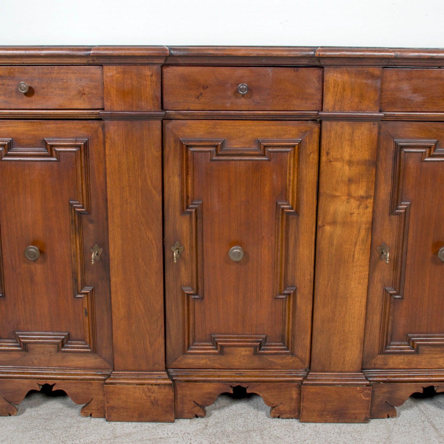 Noyer Late 18th Century Carved Italian Baroque Style Walnut Credenza Scantonata en vente