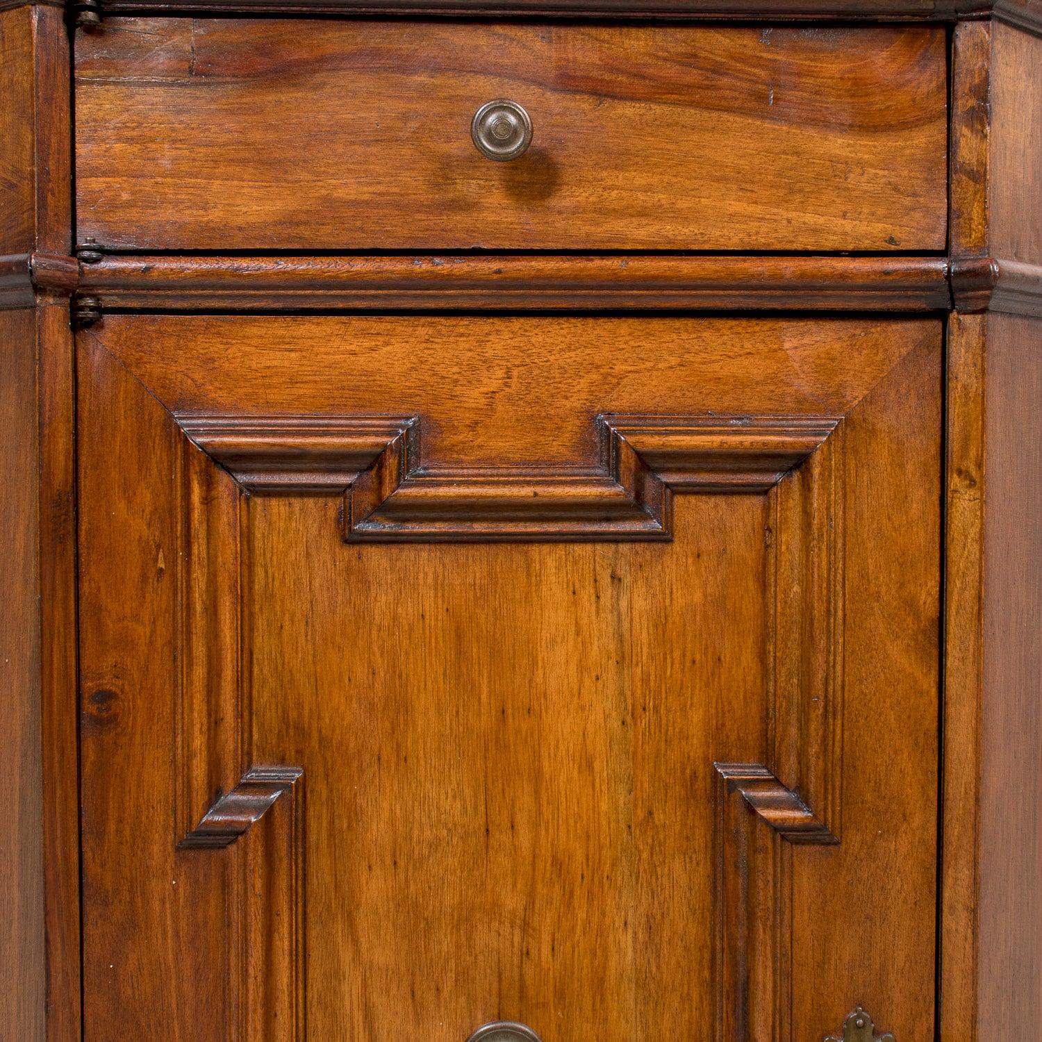 Late 18th Century Carved Italian Baroque Style Walnut Credenza Scantonata en vente 1