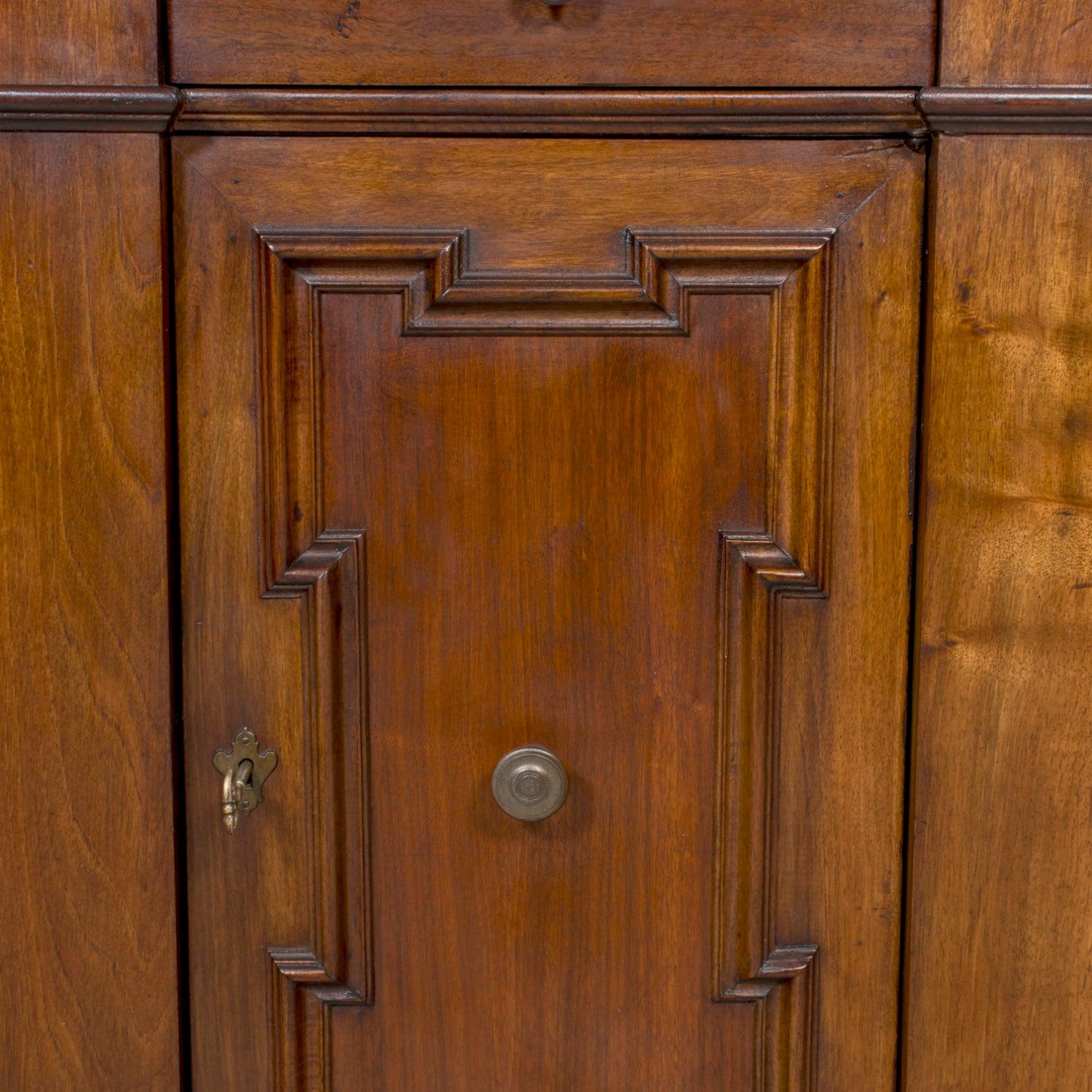 Late 18th Century Carved Italian Baroque Style Walnut Credenza Scantonata en vente 2