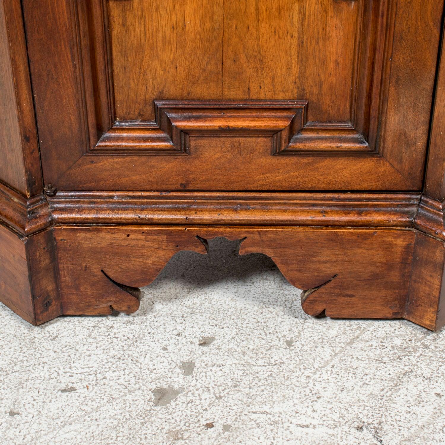 Late 18th Century Carved Italian Baroque Style Walnut Credenza Scantonata en vente 3