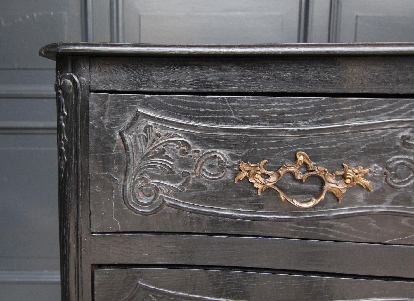 Cassettiera in Oak intagliata della fine del XVIII secolo in vendita 5