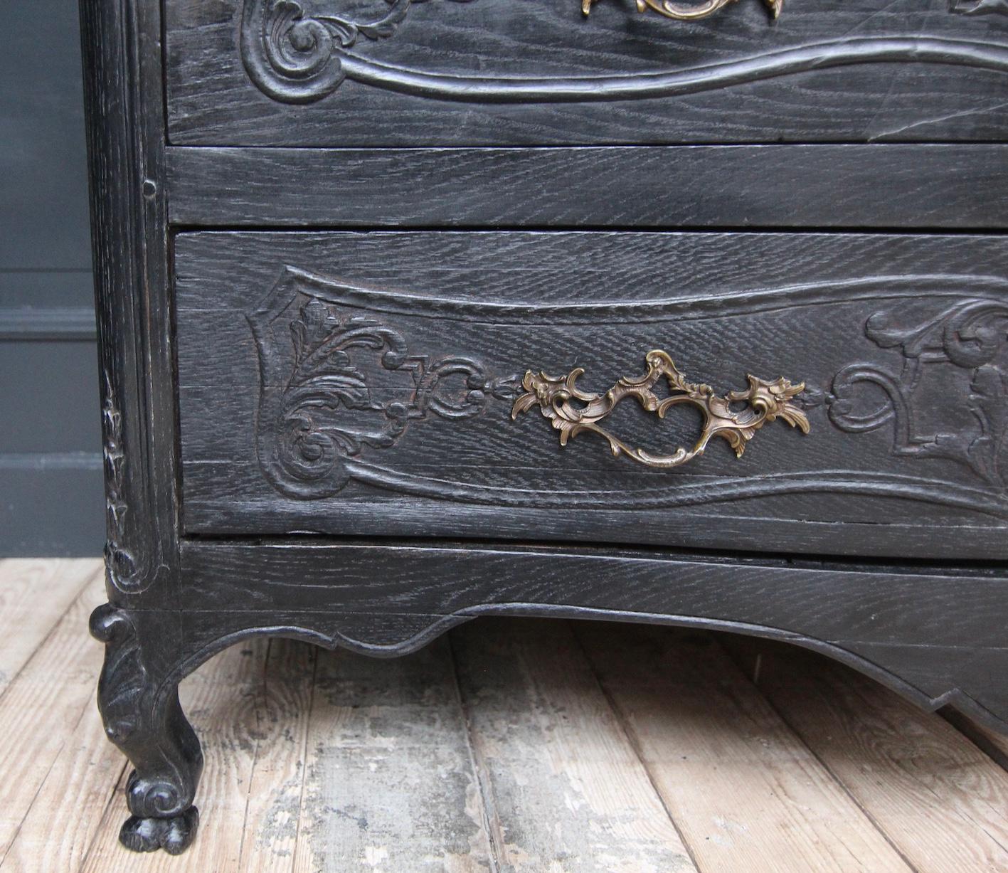 Cassettiera in Oak intagliata della fine del XVIII secolo in vendita 6