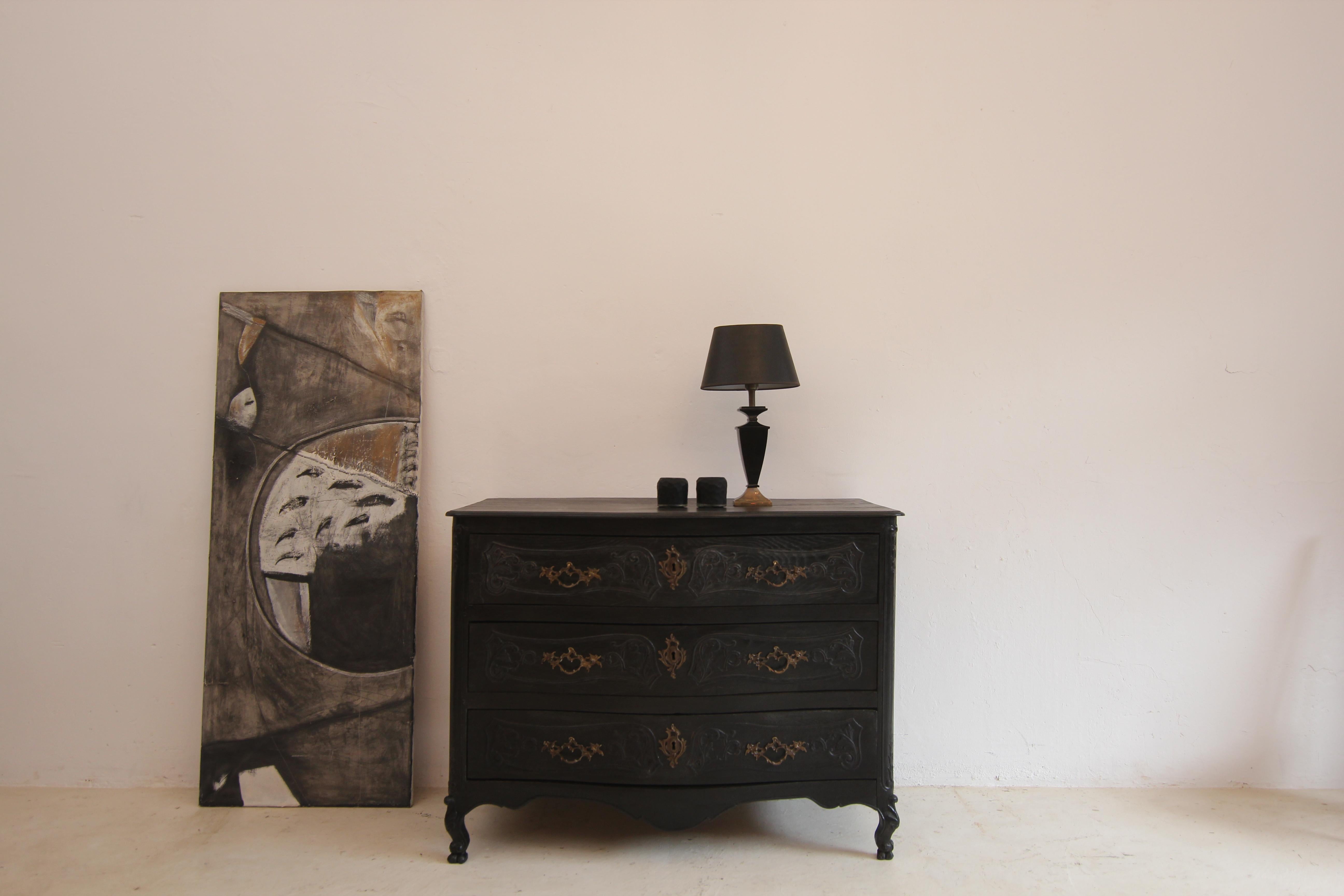 Una cassettiera barocca di provincia realizzata in legno di Oak. Germania/Belgio, fine del XVIII secolo.

Corpo in quercia dal fronte curvo con lati a cassettoni, tre cassetti e pannello superiore modellato corrispondente. Con decorazioni a