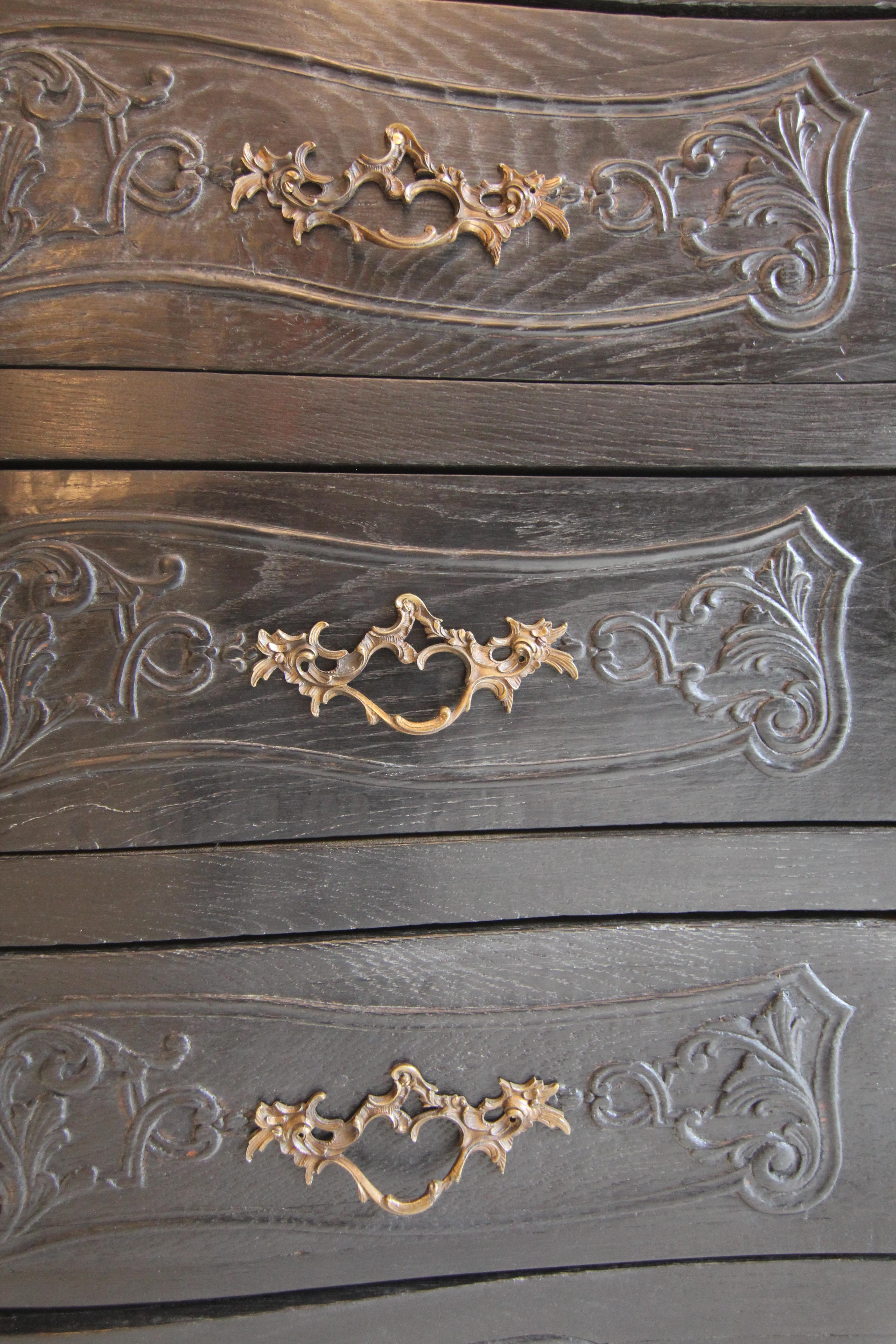 Cassettiera in Oak intagliata della fine del XVIII secolo in vendita 1