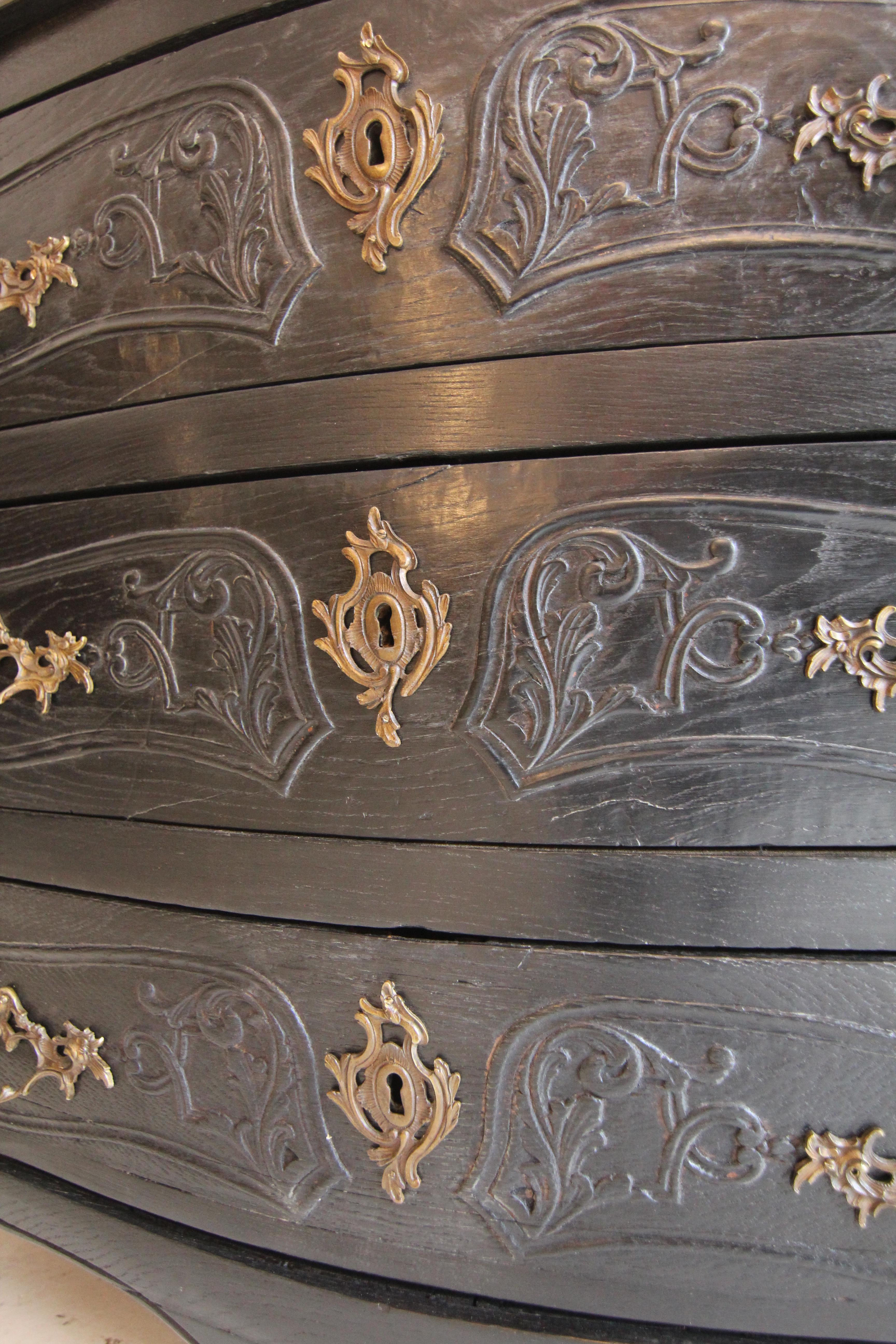 Cassettiera in Oak intagliata della fine del XVIII secolo in vendita 2