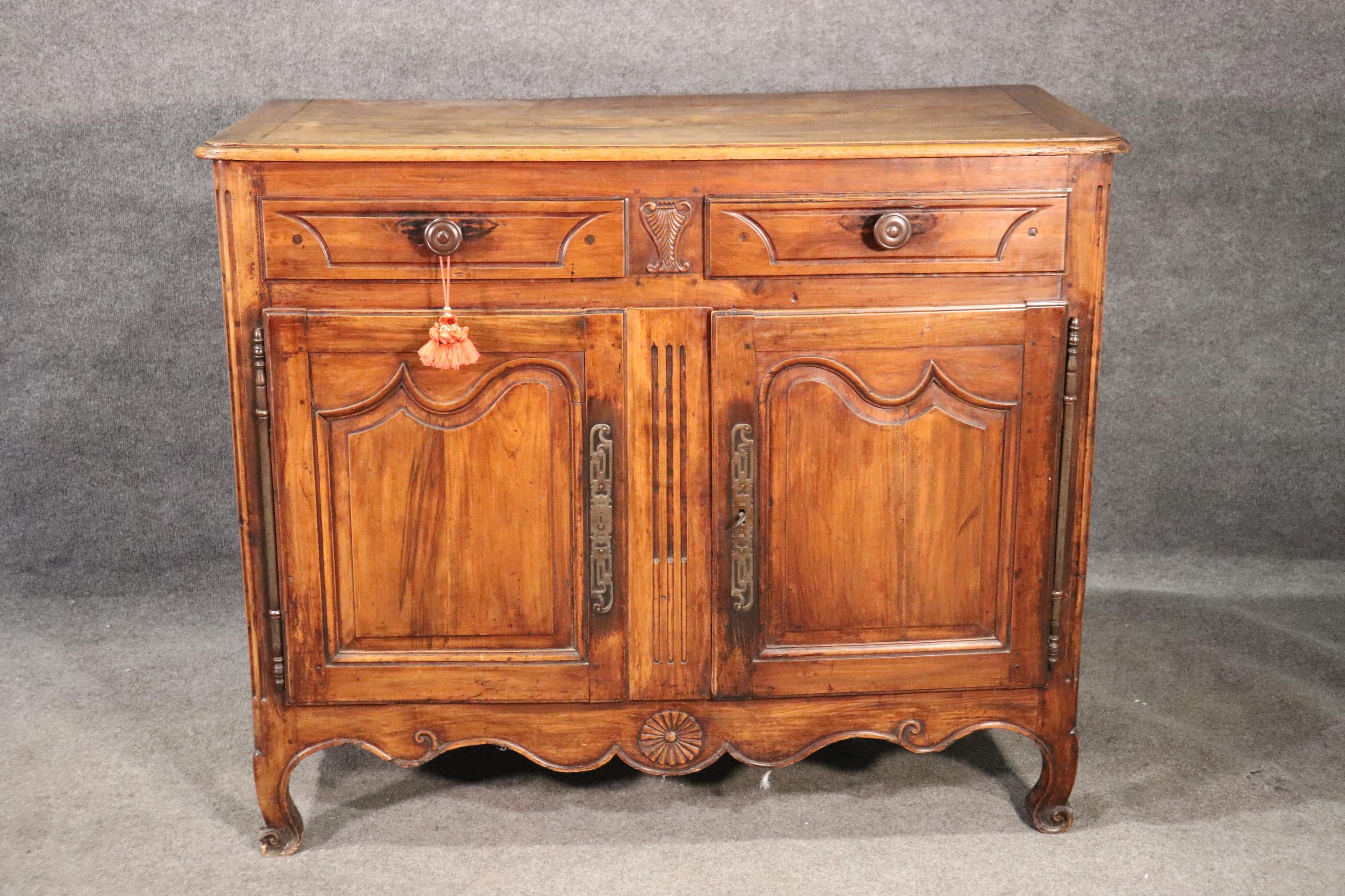 Late 18th Century Carved Walnut French Country Louis XV Server Buffet In Good Condition In Swedesboro, NJ