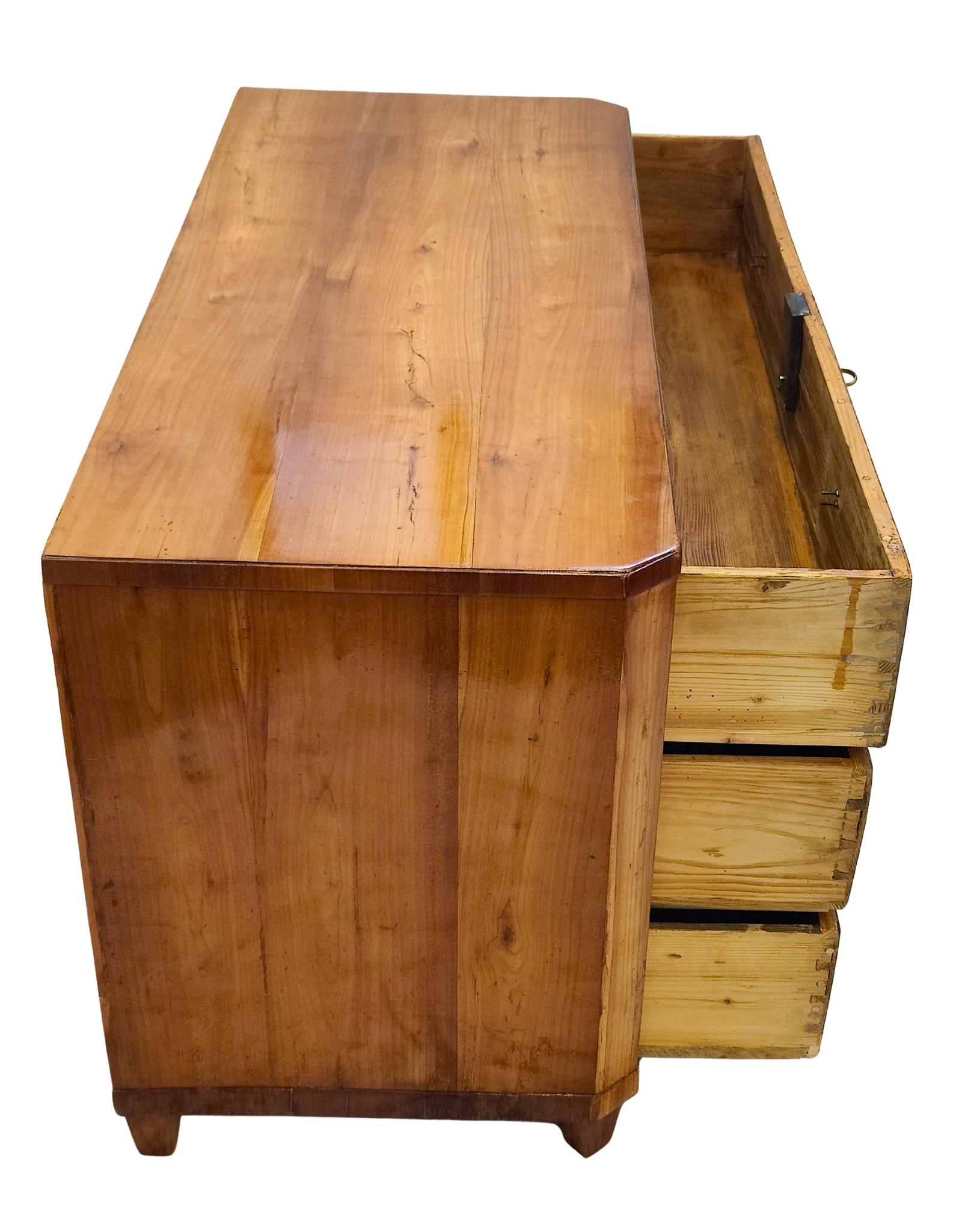 Late 18th Century Cherrywood Commode with Brass Mounts, circa 1790 In Good Condition For Sale In Darmstadt, DE