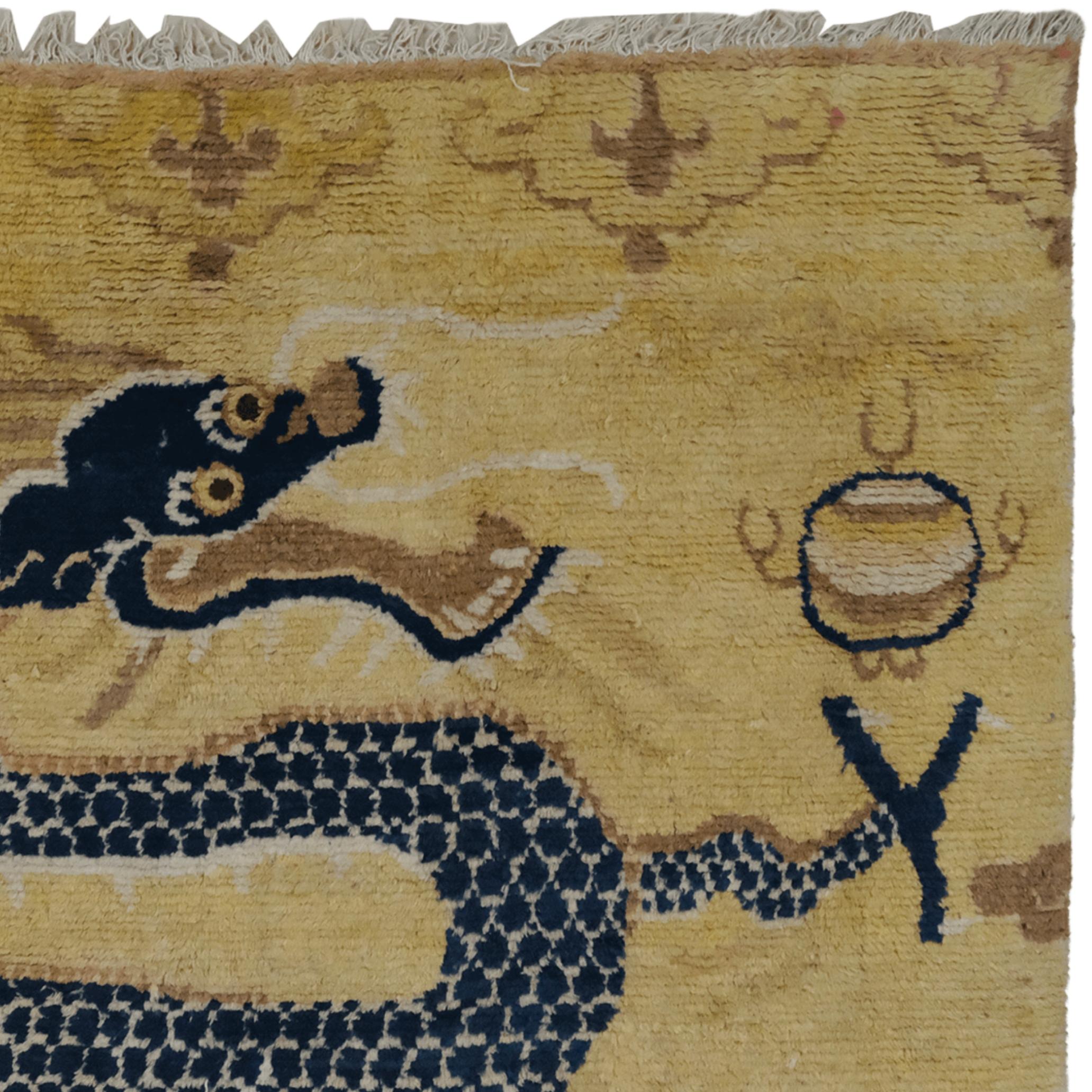Late 18th Century Chinese Antique Ningxia Pillar Rug In Good Condition For Sale In Sultanahmet, 34