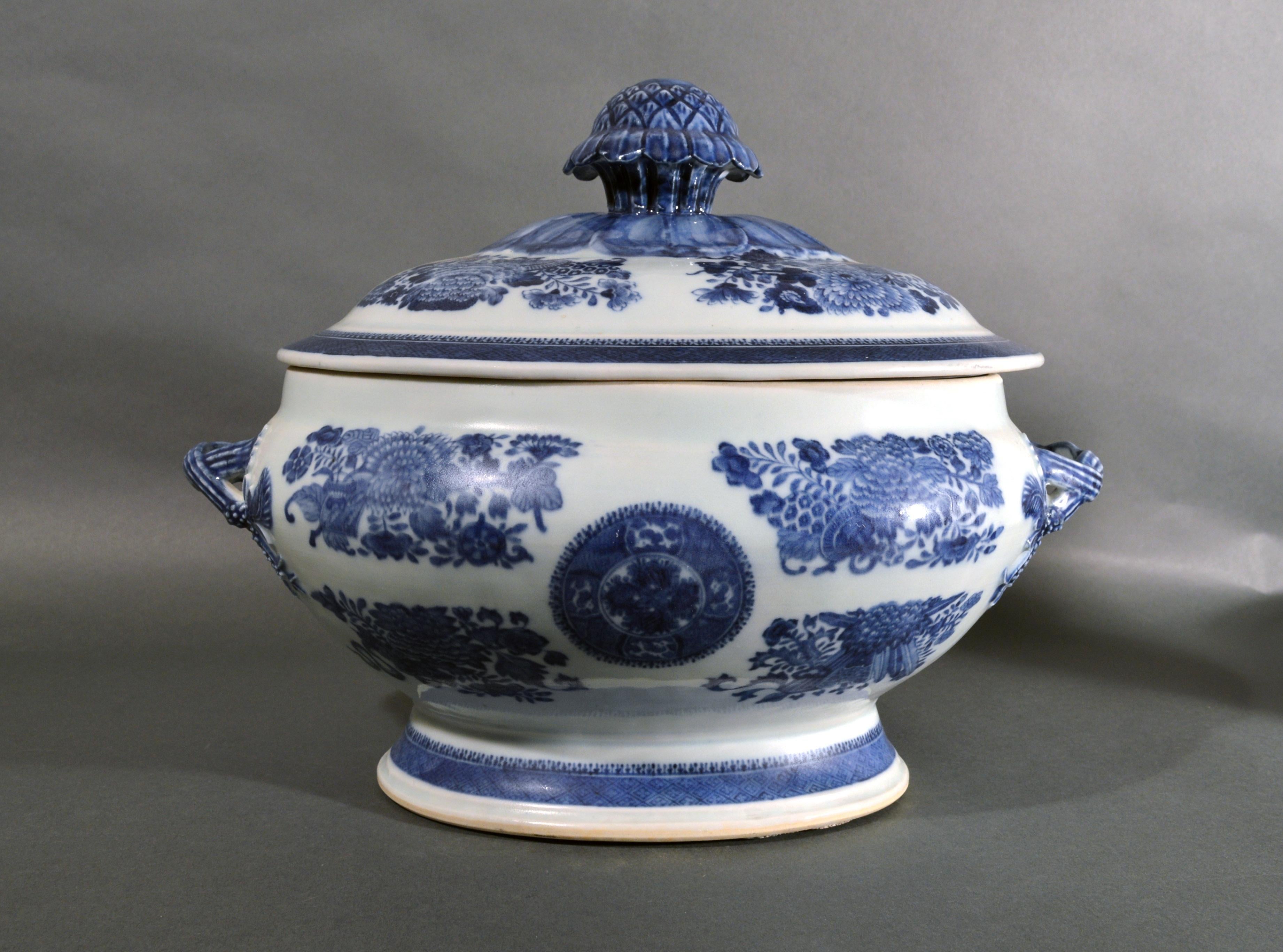Late 18th Century Chinese Export Porcelain Blue Fitzhugh Soup Tureen and Stand In Good Condition In Downingtown, PA