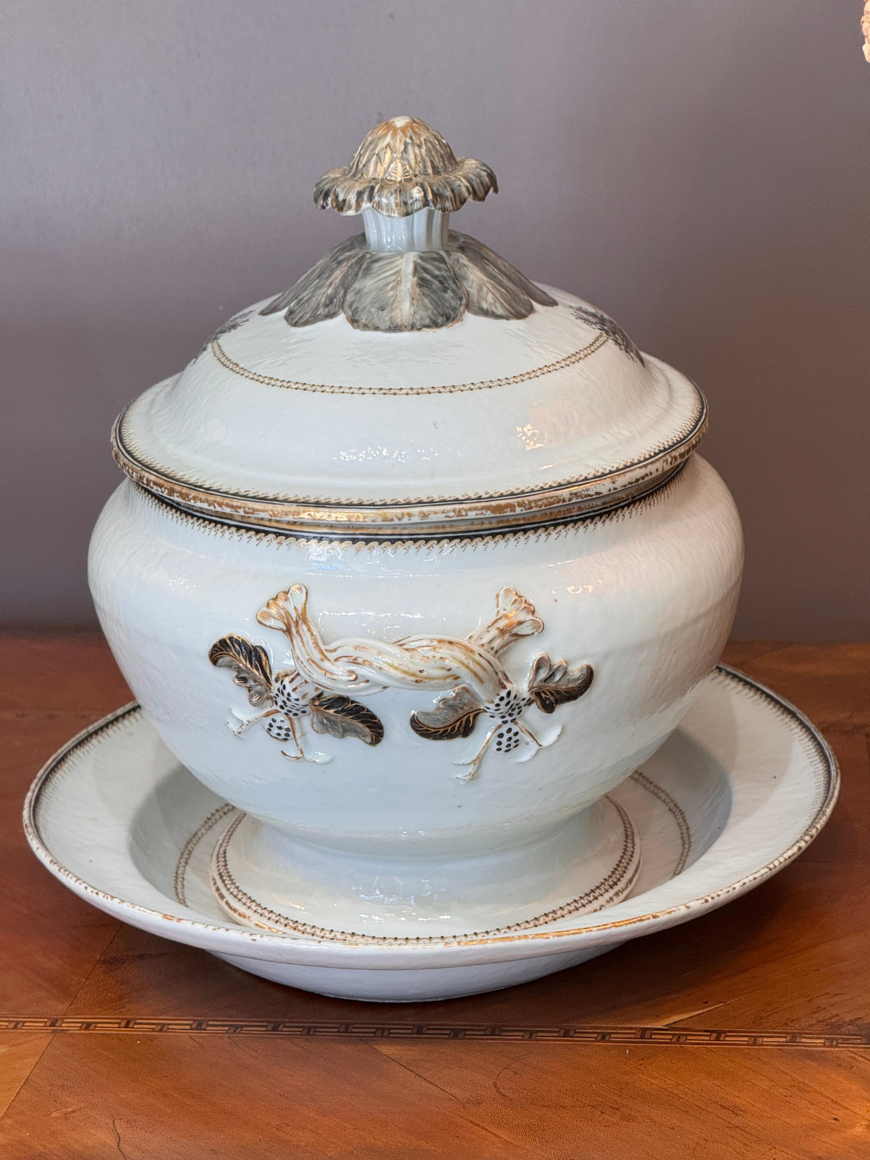 Late 18th Century Chinese Export Soup Tureen and Under Platter For Sale 6