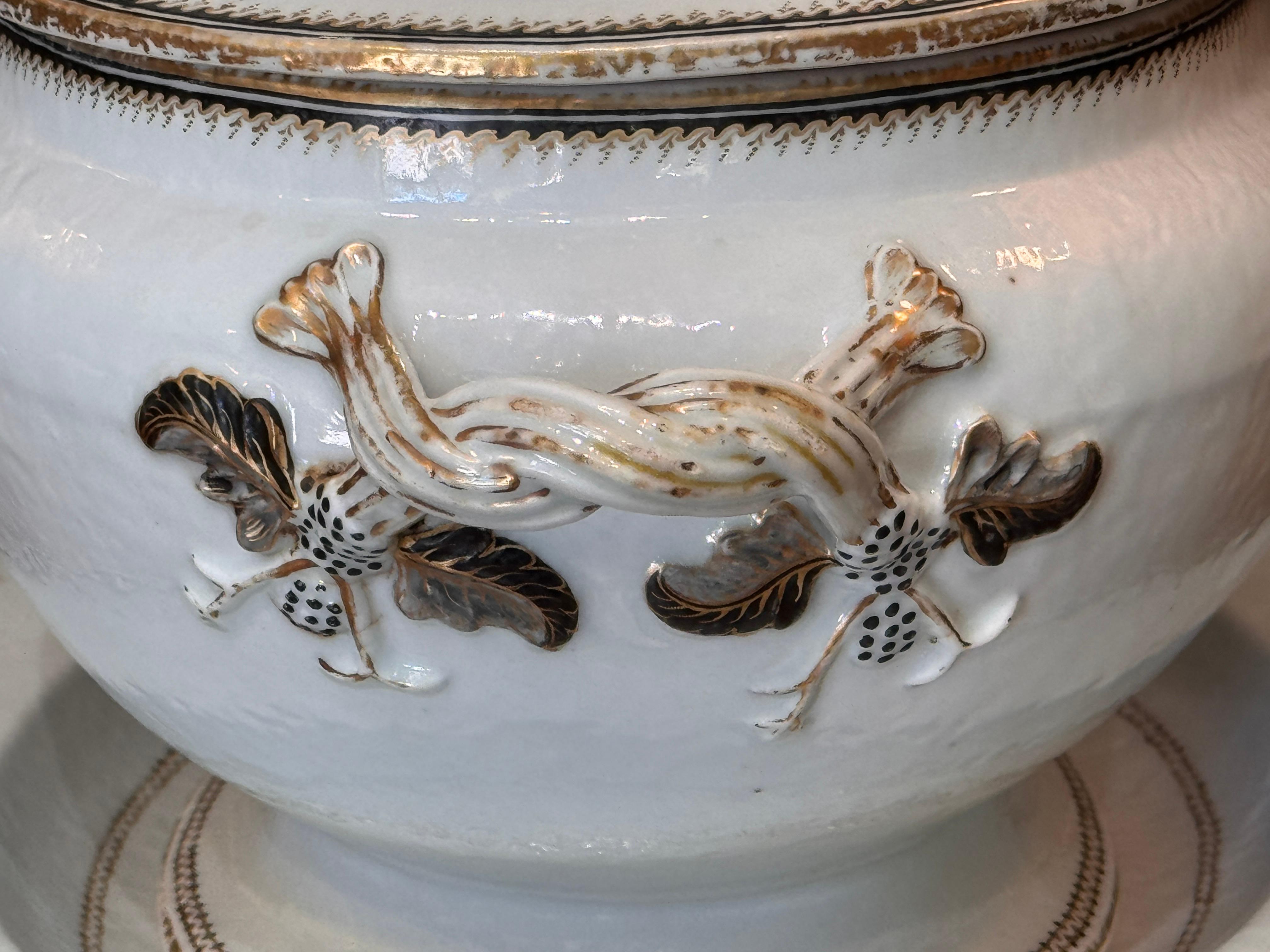 Late 18th Century Chinese Export Soup Tureen and Under Platter For Sale 7