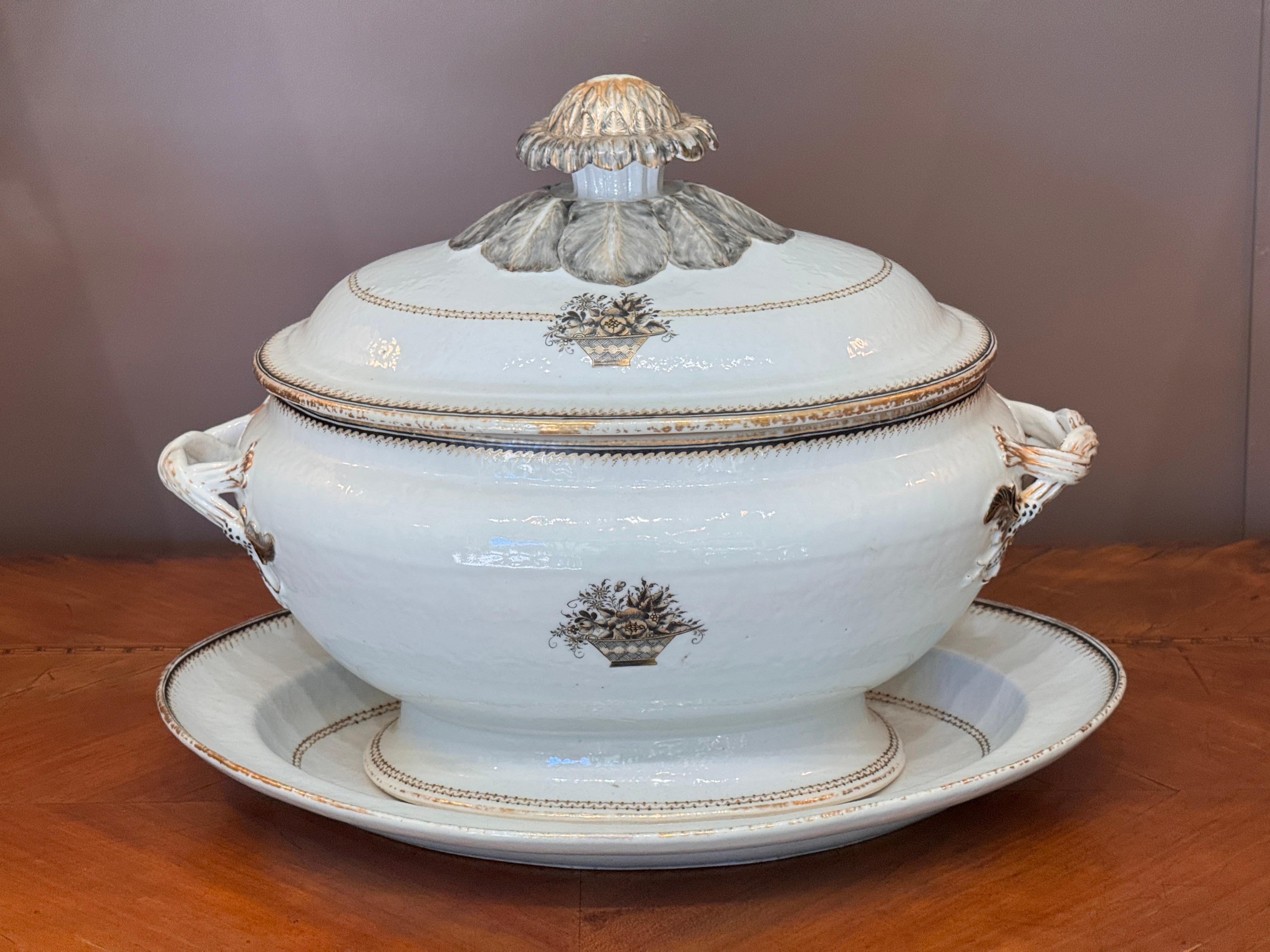 Late 18th Century Chinese Export Soup Tureen and Under Platter In Good Condition For Sale In Charlottesville, VA