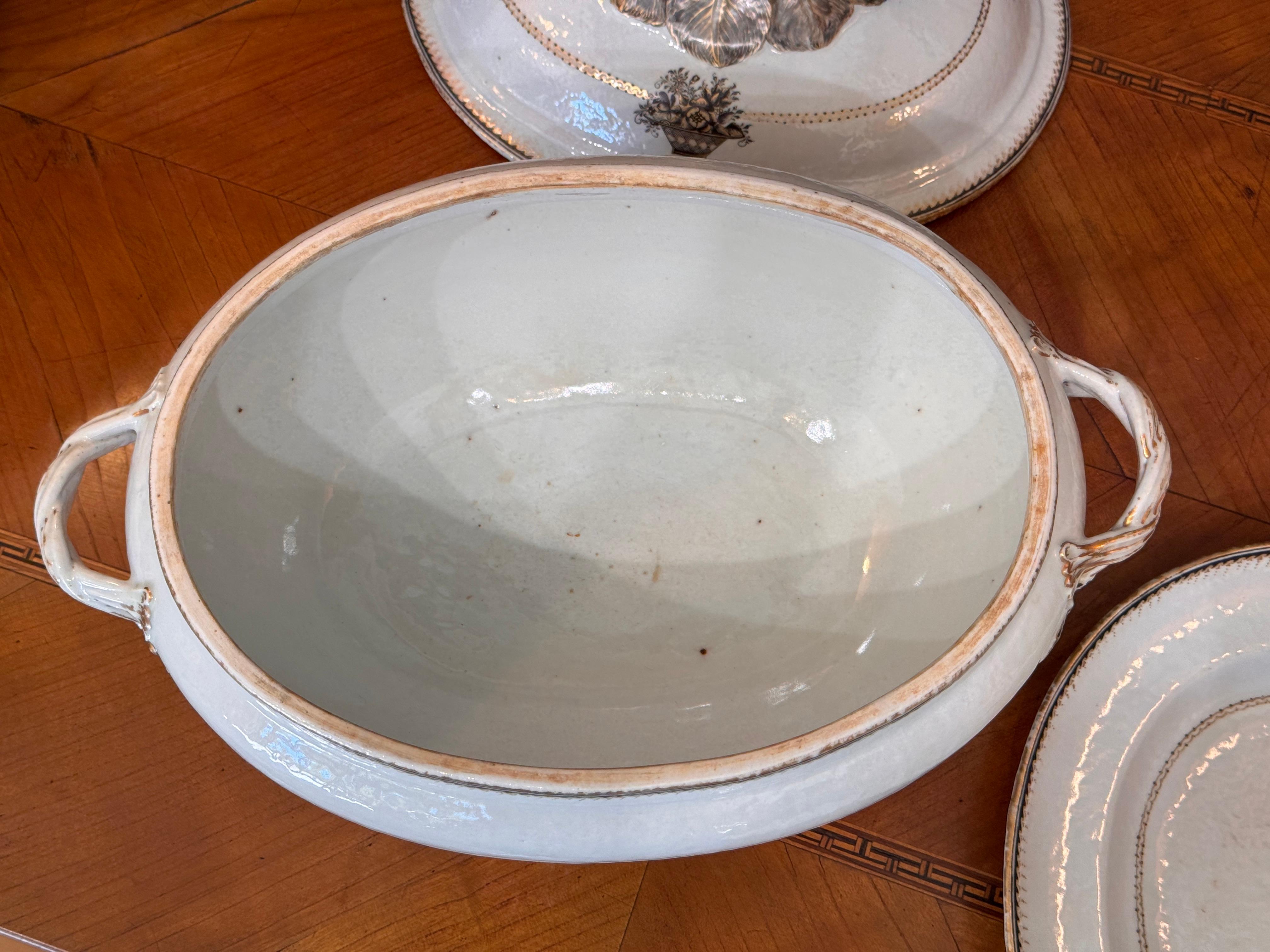 Late 18th Century Chinese Export Soup Tureen and Under Platter For Sale 3