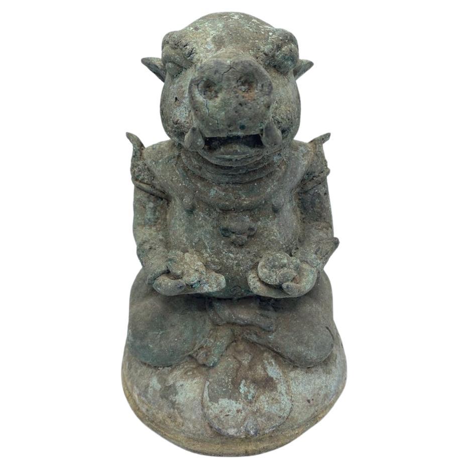 Figura di cinghiale dello zodiaco in bronzo patinato cinese della fine del XVIII secolo
Il cast è costituito da un cinghiale seduto, che indossa fasce per le braccia e tiene un fiore in ogni mano con un perizoma testurizzato, seduto su una base a