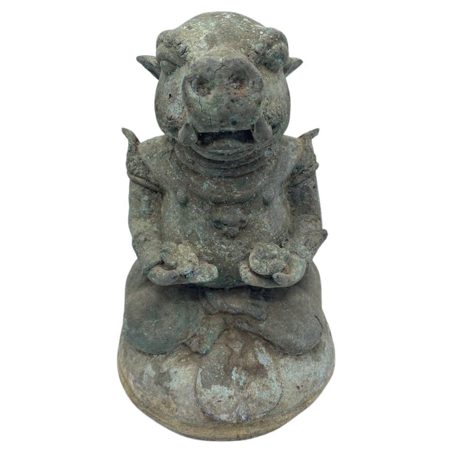 Figure de sanglier du Zodiac en bronze patiné de la fin du XVIIIe siècle.
Il s'agit d'un sanglier assis, portant des brassards et tenant une fleur dans chaque main, avec un pagne texturé, assis sur une base bombée. Couvert d'une lourde patine